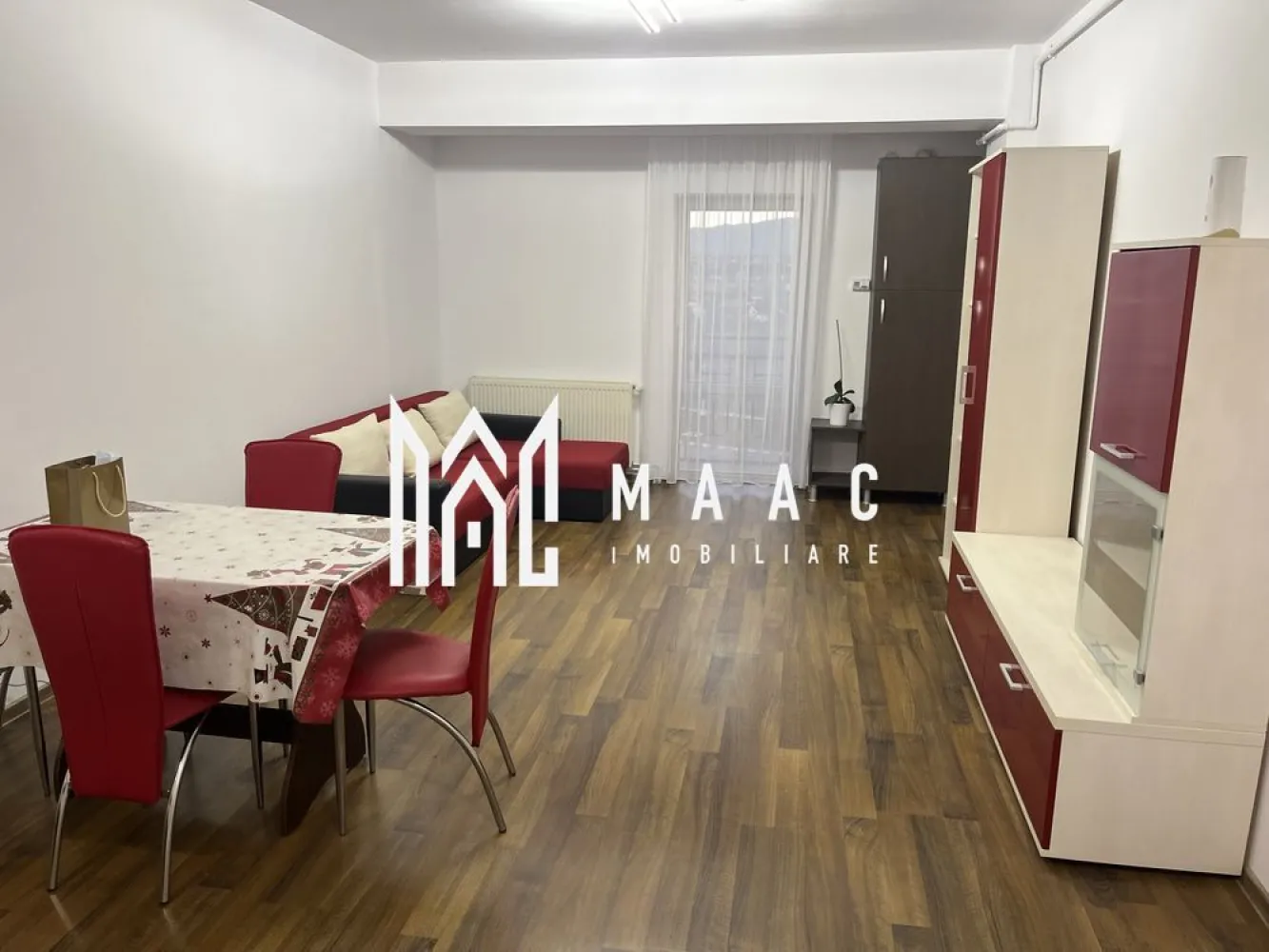 Apartament 2 camere | Turnisor | 48 MPU | Etajul 2 | Loc de parcare - MAAC Imobiliare vă propune spre vânzare un apartament modern și luminos, amplasat la etajul 2/5 al unui imobil situat într-o zonă de mare interes din Turnisor. Compartimentarea imobilului: - Hol de acces. - Bucătărie utilată și mobilată, open space cu sufrageria. - Dormitor matrimonial luminos. - Baie dotată cu cabină de duș și sistem de ventilație. Suprafața utilă a apartamentul este 48 mp, acesta beneficiind și de un loc de parcare privat. Totodată, acesta dispune de două balcoane franțuzești, cu acces din sufragerie și dormitor. Imobilul are acces facil la mijloace de transport în comun, spații comerciale și locații destinate relaxării. Pentru mai multe detalii, specificați CP2971346. }}