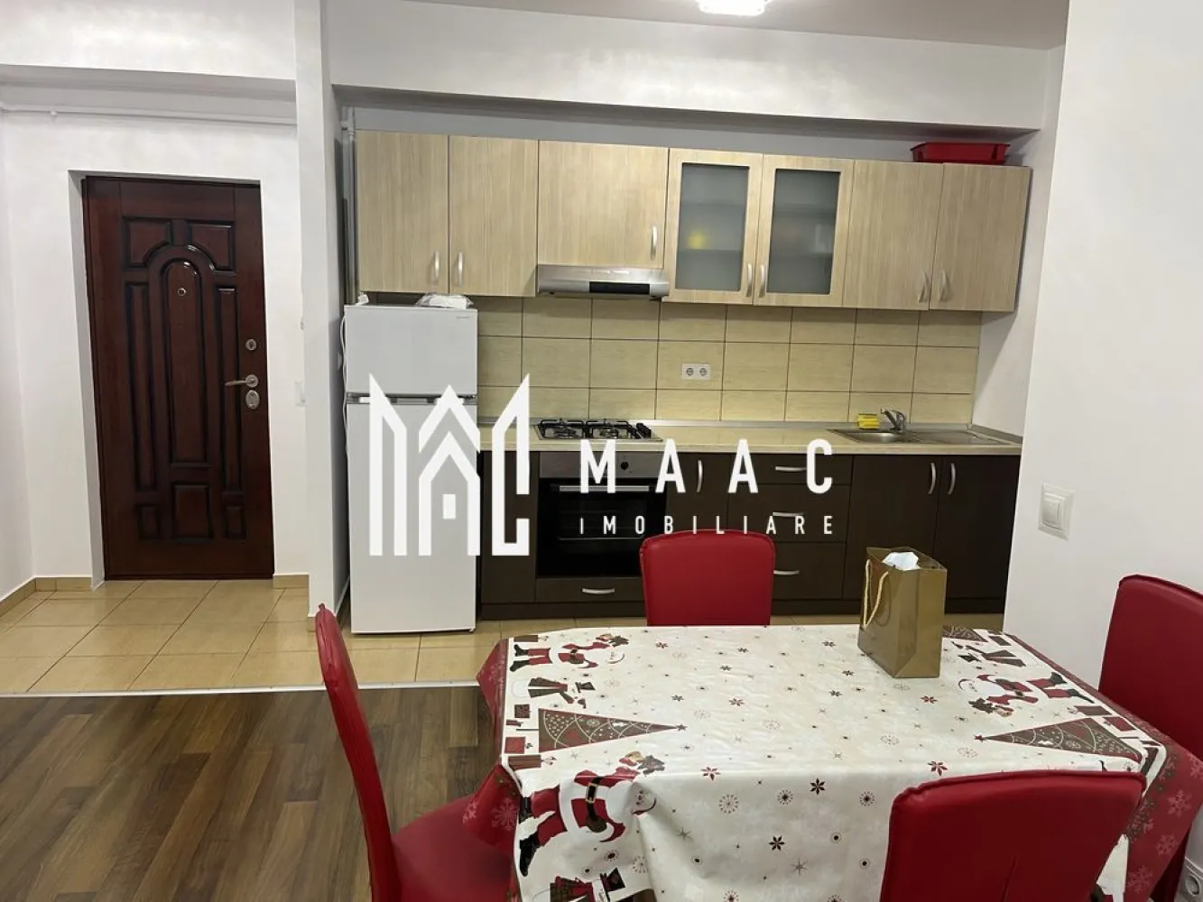 Apartament 2 camere | Turnisor | 48 MPU | Etajul 2 | Loc de parcare - MAAC Imobiliare vă propune spre vânzare un apartament modern și luminos, amplasat la etajul 2/5 al unui imobil situat într-o zonă de mare interes din Turnisor. Compartimentarea imobilului: - Hol de acces. - Bucătărie utilată și mobilată, open space cu sufrageria. - Dormitor matrimonial luminos. - Baie dotată cu cabină de duș și sistem de ventilație. Suprafața utilă a apartamentul este 48 mp, acesta beneficiind și de un loc de parcare privat. Totodată, acesta dispune de două balcoane franțuzești, cu acces din sufragerie și dormitor. Imobilul are acces facil la mijloace de transport în comun, spații comerciale și locații destinate relaxării. Pentru mai multe detalii, specificați CP2971346. }}