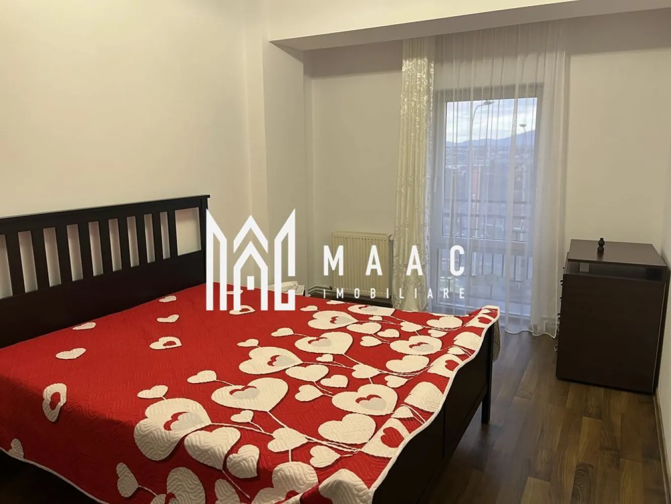 Apartament 2 camere | Turnisor | 48 MPU | Etajul 2 | Loc de parcare - MAAC Imobiliare vă propune spre vânzare un apartament modern și luminos, amplasat la etajul 2/5 al unui imobil situat într-o zonă de mare interes din Turnisor. Compartimentarea imobilului: - Hol de acces. - Bucătărie utilată și mobilată, open space cu sufrageria. - Dormitor matrimonial luminos. - Baie dotată cu cabină de duș și sistem de ventilație. Suprafața utilă a apartamentul este 48 mp, acesta beneficiind și de un loc de parcare privat. Totodată, acesta dispune de două balcoane franțuzești, cu acces din sufragerie și dormitor. Imobilul are acces facil la mijloace de transport în comun, spații comerciale și locații destinate relaxării. Pentru mai multe detalii, specificați CP2971346. }}