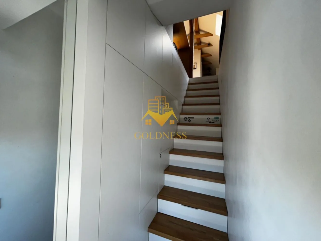 2 camere, modern, Parcare, Buna Ziua, Zona LIDL, Grand Hotel, Fagului - GOLDNESS Imobiliare vă propune spre închiriere un apartament cu 2 camere open-space, complet mobilat și utilat, la Mansarda unui imobil compartimentat in 3 apartamente (P+E1+M) , în Cartierul Buna Ziua. Dispune de loc de parcare exterior, in curte, cu acces prin telecomanda! Se află în apropierea stațiilor de transport în comun, magazine, restaurante, spații verzi, farmacii, etc. Apartamentul este compartimentat astfel: - dormitor cu pat matrimonial, dressing, noptiere - living cu bucatarie open space complet utilată și mobilată, canapea extensibilă, loc de servit masa - baie cu dus, calorifer port prosop și dulap pentru depozitare. Imobilul este dotat cu toate cele necesare- centrală pe imobil, aer conditionat cu functie de incalzire si incalzire, frigider, plita, hotă, mașină de spălat haine, etc. Dacă sunteți interesați de acest apartament și doriți să îl vizionați, dar și pentru alte oferte nu ezitați să ne contactați telefonic sau prin e-mail. Vă stăm la dispoziție! Pentru intermediere se percepe un comision de 50% din prețul chiriei! }}