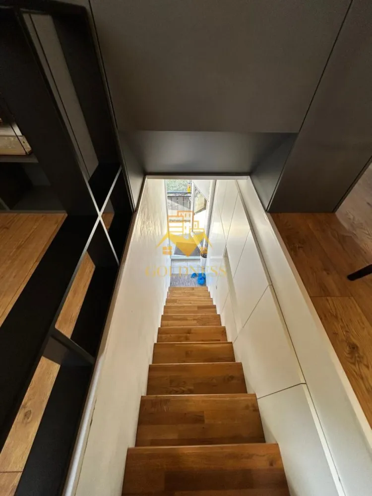 2 camere, modern, Parcare, Buna Ziua, Zona LIDL, Grand Hotel, Fagului - GOLDNESS Imobiliare vă propune spre închiriere un apartament cu 2 camere open-space, complet mobilat și utilat, la Mansarda unui imobil compartimentat in 3 apartamente (P+E1+M) , în Cartierul Buna Ziua. Dispune de loc de parcare exterior, in curte, cu acces prin telecomanda! Se află în apropierea stațiilor de transport în comun, magazine, restaurante, spații verzi, farmacii, etc. Apartamentul este compartimentat astfel: - dormitor cu pat matrimonial, dressing, noptiere - living cu bucatarie open space complet utilată și mobilată, canapea extensibilă, loc de servit masa - baie cu dus, calorifer port prosop și dulap pentru depozitare. Imobilul este dotat cu toate cele necesare- centrală pe imobil, aer conditionat cu functie de incalzire si incalzire, frigider, plita, hotă, mașină de spălat haine, etc. Dacă sunteți interesați de acest apartament și doriți să îl vizionați, dar și pentru alte oferte nu ezitați să ne contactați telefonic sau prin e-mail. Vă stăm la dispoziție! Pentru intermediere se percepe un comision de 50% din prețul chiriei! }}