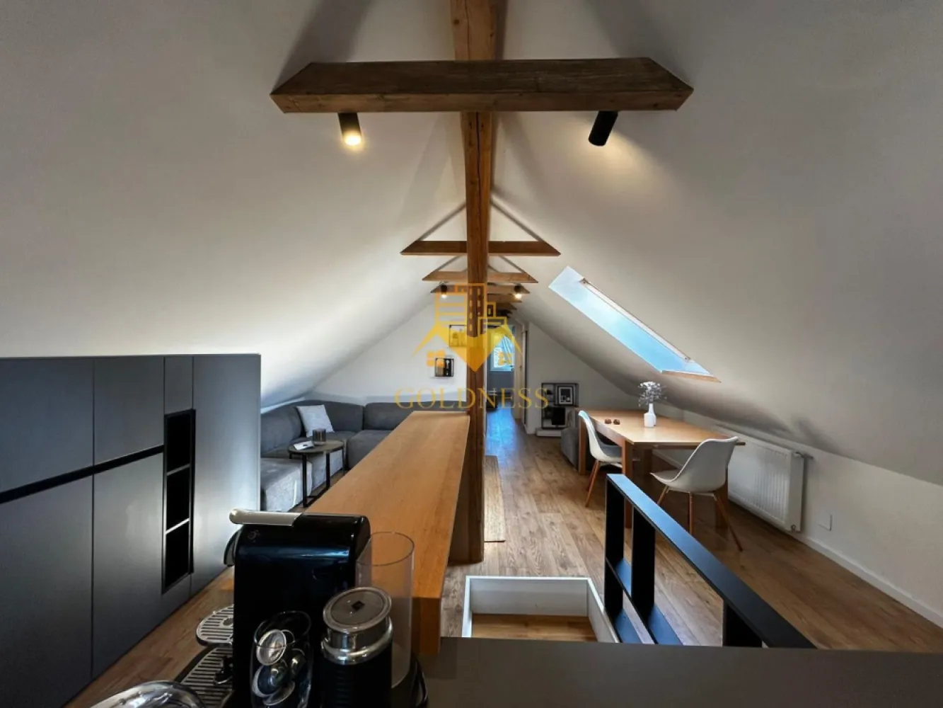 2 camere, modern, Parcare, Buna Ziua, Zona LIDL, Grand Hotel, Fagului - GOLDNESS Imobiliare vă propune spre închiriere un apartament cu 2 camere open-space, complet mobilat și utilat, la Mansarda unui imobil compartimentat in 3 apartamente (P+E1+M) , în Cartierul Buna Ziua. Dispune de loc de parcare exterior, in curte, cu acces prin telecomanda! Se află în apropierea stațiilor de transport în comun, magazine, restaurante, spații verzi, farmacii, etc. Apartamentul este compartimentat astfel: - dormitor cu pat matrimonial, dressing, noptiere - living cu bucatarie open space complet utilată și mobilată, canapea extensibilă, loc de servit masa - baie cu dus, calorifer port prosop și dulap pentru depozitare. Imobilul este dotat cu toate cele necesare- centrală pe imobil, aer conditionat cu functie de incalzire si incalzire, frigider, plita, hotă, mașină de spălat haine, etc. Dacă sunteți interesați de acest apartament și doriți să îl vizionați, dar și pentru alte oferte nu ezitați să ne contactați telefonic sau prin e-mail. Vă stăm la dispoziție! Pentru intermediere se percepe un comision de 50% din prețul chiriei! }}