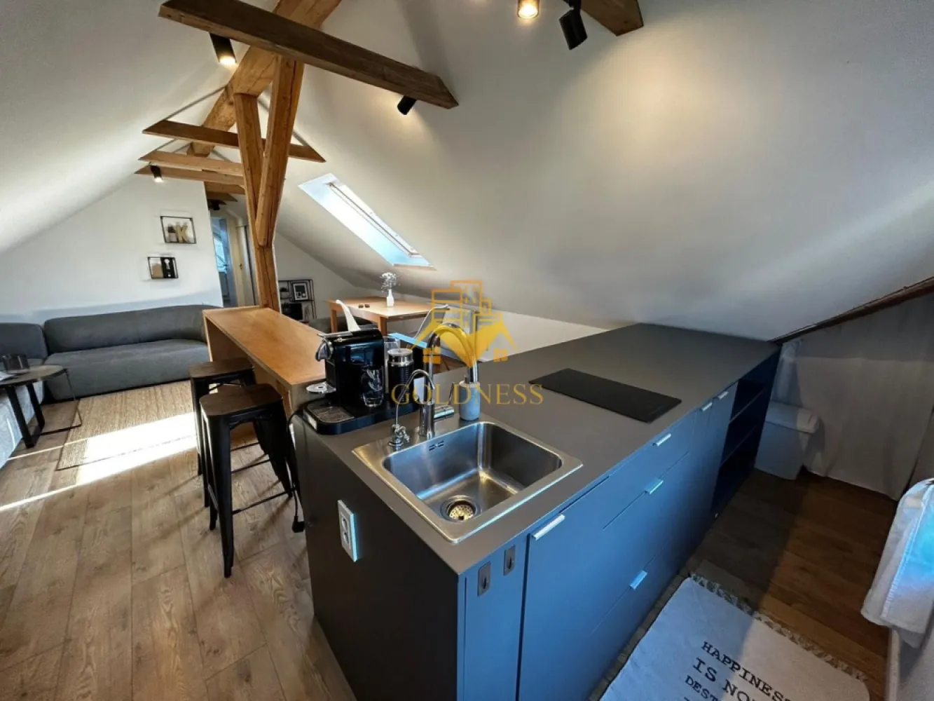 2 camere, modern, Parcare, Buna Ziua, Zona LIDL, Grand Hotel, Fagului - GOLDNESS Imobiliare vă propune spre închiriere un apartament cu 2 camere open-space, complet mobilat și utilat, la Mansarda unui imobil compartimentat in 3 apartamente (P+E1+M) , în Cartierul Buna Ziua. Dispune de loc de parcare exterior, in curte, cu acces prin telecomanda! Se află în apropierea stațiilor de transport în comun, magazine, restaurante, spații verzi, farmacii, etc. Apartamentul este compartimentat astfel: - dormitor cu pat matrimonial, dressing, noptiere - living cu bucatarie open space complet utilată și mobilată, canapea extensibilă, loc de servit masa - baie cu dus, calorifer port prosop și dulap pentru depozitare. Imobilul este dotat cu toate cele necesare- centrală pe imobil, aer conditionat cu functie de incalzire si incalzire, frigider, plita, hotă, mașină de spălat haine, etc. Dacă sunteți interesați de acest apartament și doriți să îl vizionați, dar și pentru alte oferte nu ezitați să ne contactați telefonic sau prin e-mail. Vă stăm la dispoziție! Pentru intermediere se percepe un comision de 50% din prețul chiriei! }}