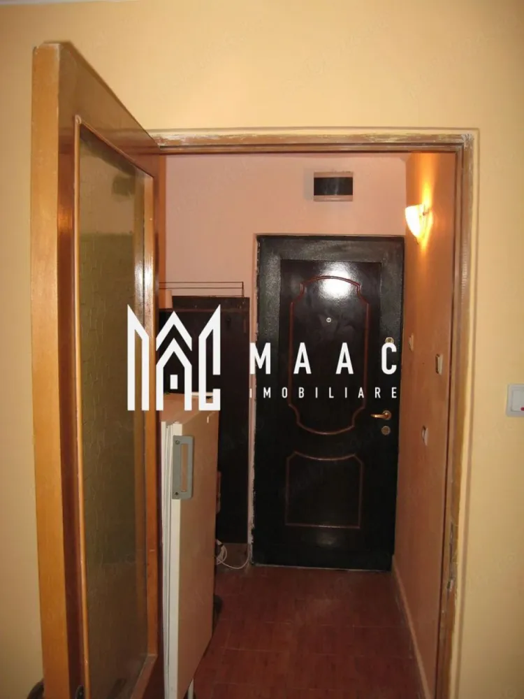 Apartament 1 cameră | Central, Băile Govora | 27 mp, decomandat - Apartament cu 1 cameră decomandat, situat în zona Centrală din Băile Govora, cu 27 mp utili, poziționat la parter, potrivit pentru cei care caută o locuință compactă aproape de centrul localității.

Detalii proprietate:
• Suprafață utilă: 27 mp
• Compartimentare: decomandat
• Configurație: hol de acces, baie, cameră și bucătărie
• Situat la parter, într-un imobil cu 4 niveluri
• Bloc finalizat în anul 1990, cu structură din cărămidă
• Stare interioară: renovat
• Finisaje menționate: gresie, faianță, parchet laminat, vopsea lavabilă și geamuri termopan
• Contorizare individuală pentru apă rece, energie electrică și gaze naturale

Proprietatea este amplasată la aproximativ 100 m de Primăria orașului, în zona centrală din Băile Govora, cu acces rapid către punctele de interes ale stațiunii și ale localității.

Cod anunț CP3209532. Contactați echipa MAAC Imobiliare pentru detalii suplimentare și programarea unei vizionări.

Conținut optimizat cu AI, aprobat de agent uman.