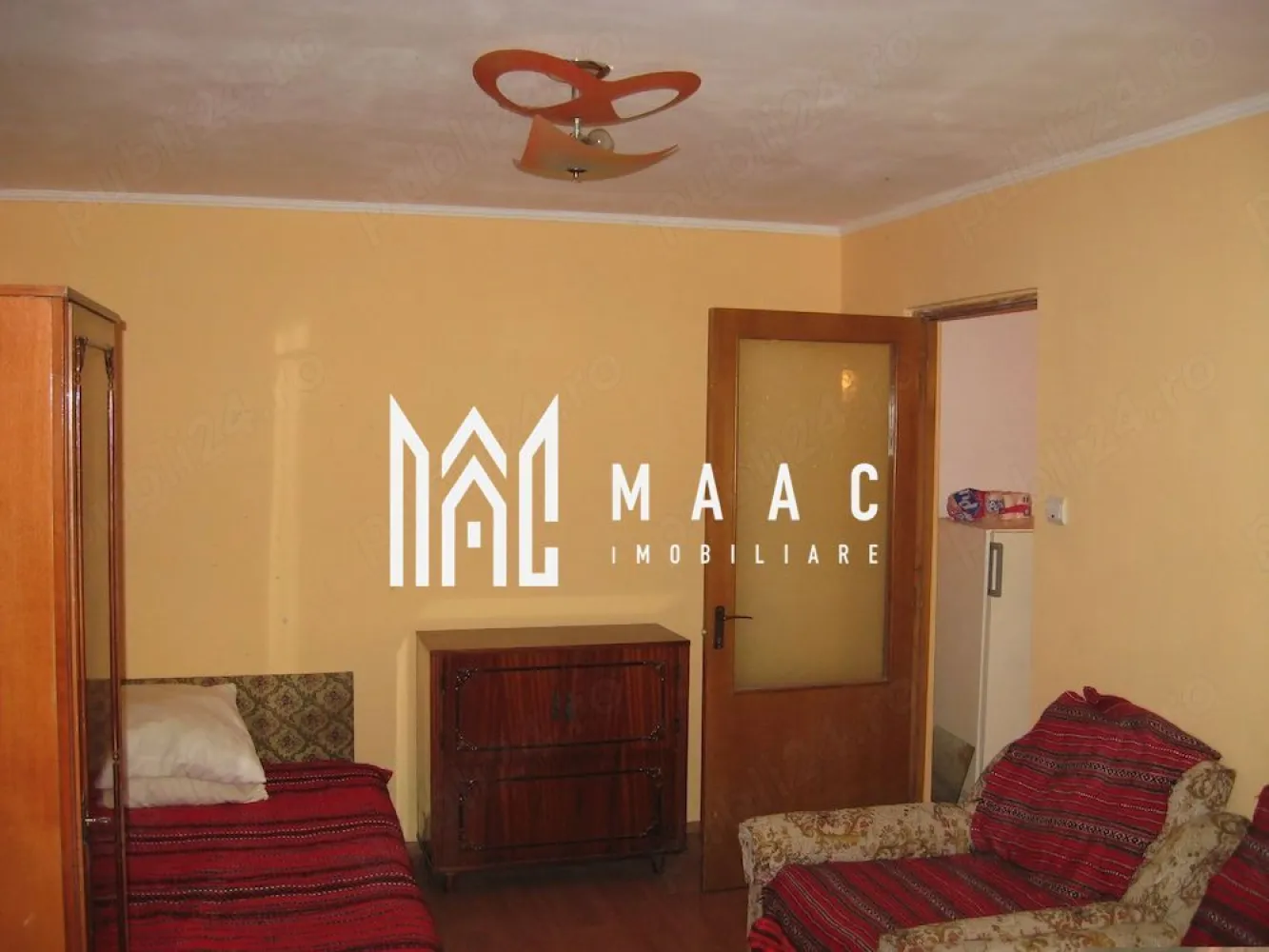Apartament 1 cameră | Central, Băile Govora | 27 mp, decomandat - Apartament cu 1 cameră decomandat, situat în zona Centrală din Băile Govora, cu 27 mp utili, poziționat la parter, potrivit pentru cei care caută o locuință compactă aproape de centrul localității.

Detalii proprietate:
• Suprafață utilă: 27 mp
• Compartimentare: decomandat
• Configurație: hol de acces, baie, cameră și bucătărie
• Situat la parter, într-un imobil cu 4 niveluri
• Bloc finalizat în anul 1990, cu structură din cărămidă
• Stare interioară: renovat
• Finisaje menționate: gresie, faianță, parchet laminat, vopsea lavabilă și geamuri termopan
• Contorizare individuală pentru apă rece, energie electrică și gaze naturale

Proprietatea este amplasată la aproximativ 100 m de Primăria orașului, în zona centrală din Băile Govora, cu acces rapid către punctele de interes ale stațiunii și ale localității.

Cod anunț CP3209532. Contactați echipa MAAC Imobiliare pentru detalii suplimentare și programarea unei vizionări.

Conținut optimizat cu AI, aprobat de agent uman.