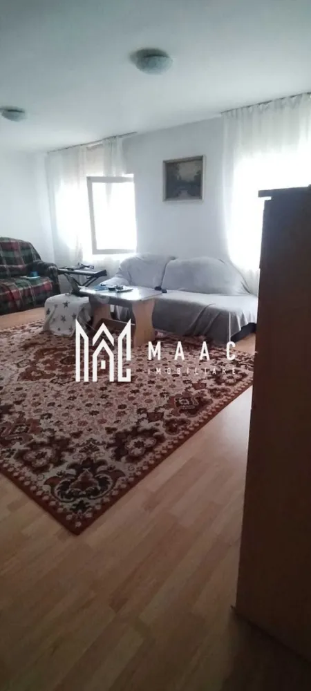 Apartament de vânzare Sibiu | 2 camere decomandat | Vasile Aaron - Apartament de vânzare în Sibiu, zona Vasile Aaron, cu 2 camere decomandat și 80 mp utili, potrivit pentru cei care caută un spațiu generos, organizat pe două niveluri, într-un imobil finalizat.

Detalii proprietate:
• Suprafață utilă: 80 mp
• Suprafață construită: 96 mp
• Compartimentare: decomandat
• Etaj 5 din 5
• Apartament în stare bună
• Imobil finalizat, construit în anul 2000
• Confort 1
• Spațiul este organizat cu zone distincte la etaj și la nivelul inferior, cu living, baie și bucătărie mare

Poziționat în zona Vasile Aaron, apartamentul are acces rapid către punctele de interes din împrejurimi și se află în imediata apropiere de Kaufland Șelimbăr, un reper util pentru deplasările de zi cu zi.

Pentru detalii suplimentare și programarea unei vizionări, contactați echipa MAAC Imobiliare și menționați Cod anunț CP3209953.

Conținut optimizat cu AI, aprobat de agent uman.