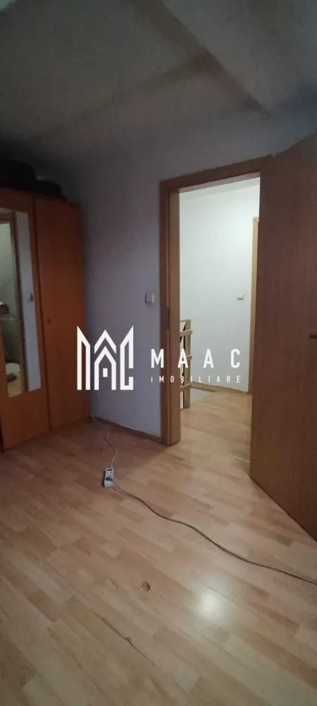 Apartament de vânzare Sibiu | 2 camere decomandat | Vasile Aaron - Apartament de vânzare în Sibiu, zona Vasile Aaron, cu 2 camere decomandat și 80 mp utili, potrivit pentru cei care caută un spațiu generos, organizat pe două niveluri, într-un imobil finalizat.

Detalii proprietate:
• Suprafață utilă: 80 mp
• Suprafață construită: 96 mp
• Compartimentare: decomandat
• Etaj 5 din 5
• Apartament în stare bună
• Imobil finalizat, construit în anul 2000
• Confort 1
• Spațiul este organizat cu zone distincte la etaj și la nivelul inferior, cu living, baie și bucătărie mare

Poziționat în zona Vasile Aaron, apartamentul are acces rapid către punctele de interes din împrejurimi și se află în imediata apropiere de Kaufland Șelimbăr, un reper util pentru deplasările de zi cu zi.

Pentru detalii suplimentare și programarea unei vizionări, contactați echipa MAAC Imobiliare și menționați Cod anunț CP3209953.

Conținut optimizat cu AI, aprobat de agent uman.