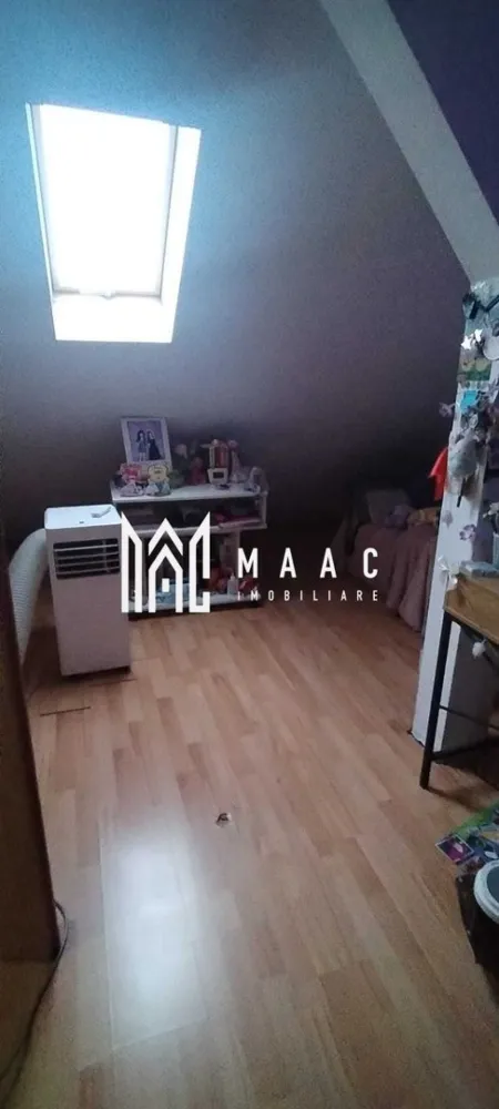 Apartament de vânzare Sibiu | 2 camere decomandat | Vasile Aaron - Apartament de vânzare în Sibiu, zona Vasile Aaron, cu 2 camere decomandat și 80 mp utili, potrivit pentru cei care caută un spațiu generos, organizat pe două niveluri, într-un imobil finalizat.

Detalii proprietate:
• Suprafață utilă: 80 mp
• Suprafață construită: 96 mp
• Compartimentare: decomandat
• Etaj 5 din 5
• Apartament în stare bună
• Imobil finalizat, construit în anul 2000
• Confort 1
• Spațiul este organizat cu zone distincte la etaj și la nivelul inferior, cu living, baie și bucătărie mare

Poziționat în zona Vasile Aaron, apartamentul are acces rapid către punctele de interes din împrejurimi și se află în imediata apropiere de Kaufland Șelimbăr, un reper util pentru deplasările de zi cu zi.

Pentru detalii suplimentare și programarea unei vizionări, contactați echipa MAAC Imobiliare și menționați Cod anunț CP3209953.

Conținut optimizat cu AI, aprobat de agent uman.