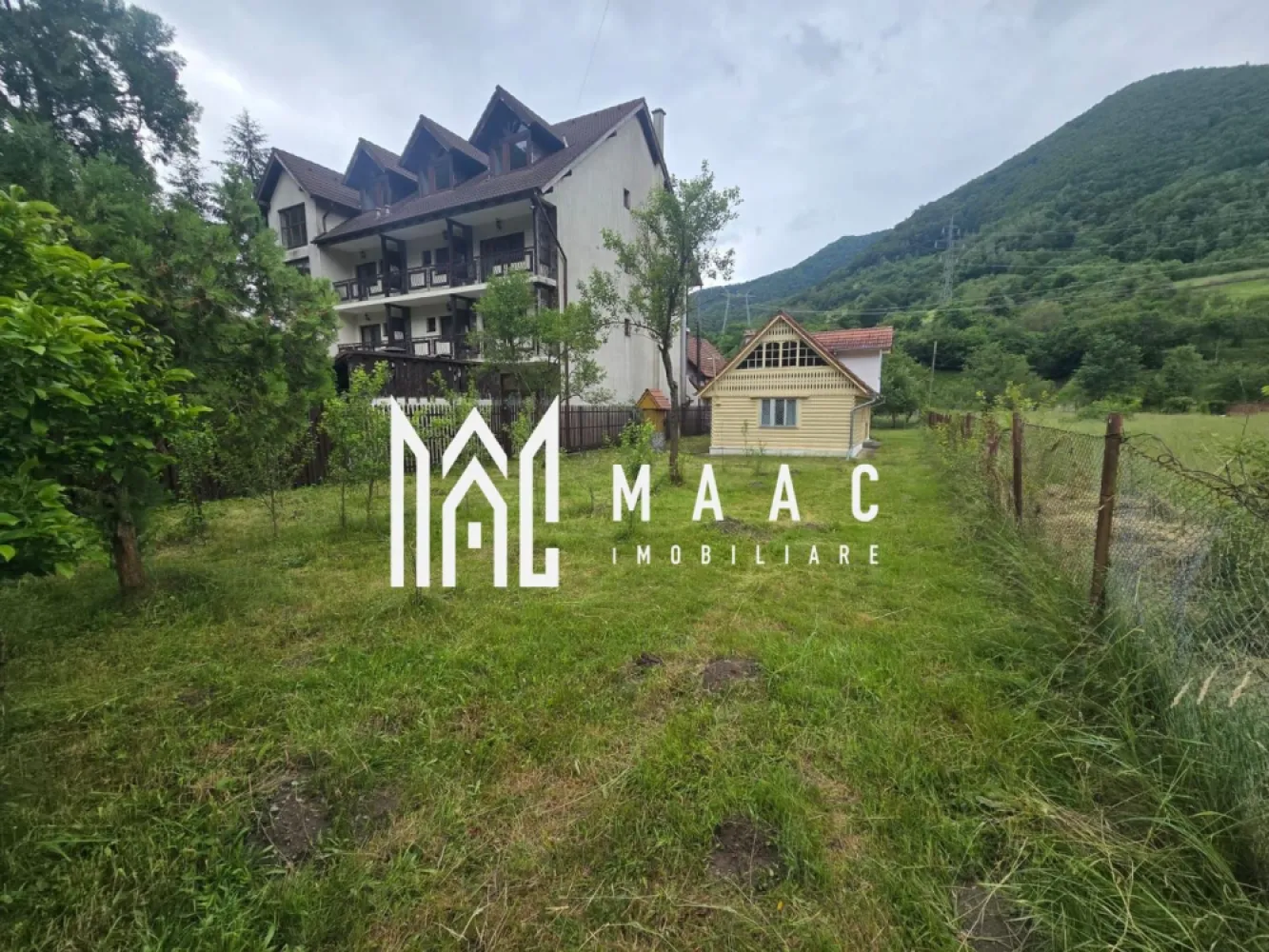 Casa de vacanta 1200 mp teren Valea Lotrioarei - Casă de vacanță de vânzare – Valea Lotrioarei | 1.200 mp teren | Deschidere la râu | Priveliște spectaculoasă către munți

Vă oferim spre vânzare o casă de vacanță amplasată într-un cadru natural deosebit, pe Valea Lotrioarei, ideală pentru relaxare, escapade de weekend sau investiție în regim turistic.

Proprietatea beneficiază de un teren generos de 1.200 mp, cu ieșire directă la râu, oferind intimitate, liniște și o priveliște superbă către munți.

Casa este construită pe fundație de beton, integral din lemn și izolată, îmbinând farmecul rustic cu confortul necesar unei locuințe de vacanță.

Compartimentare:

2 dormitoare decomandate;
Living primitor;
Bucătărie;
Terasă acoperită, perfectă pentru momentele petrecute în aer liber;
Suprafață utilă parter: 70 mp;
Etaj de aproximativ 30 mp, pregătit pentru compartimentare și amenajare după propriile preferințe.

Avantajele proprietății:

Teren de 1.200 mp cu acces direct la râu;
Zonă amenajată pentru barbeque;
Priveliște panoramică spre munți;
Zonă liniștită, în mijlocul naturii;
Acces facil pe drum asfaltat;
Proprietate liberă de sarcini;
Ideală atât ca locuință de vacanță, cât și pentru investiție în închiriere turistică.

Pentru mai multe detalii specificati CP3210159 la telefon.