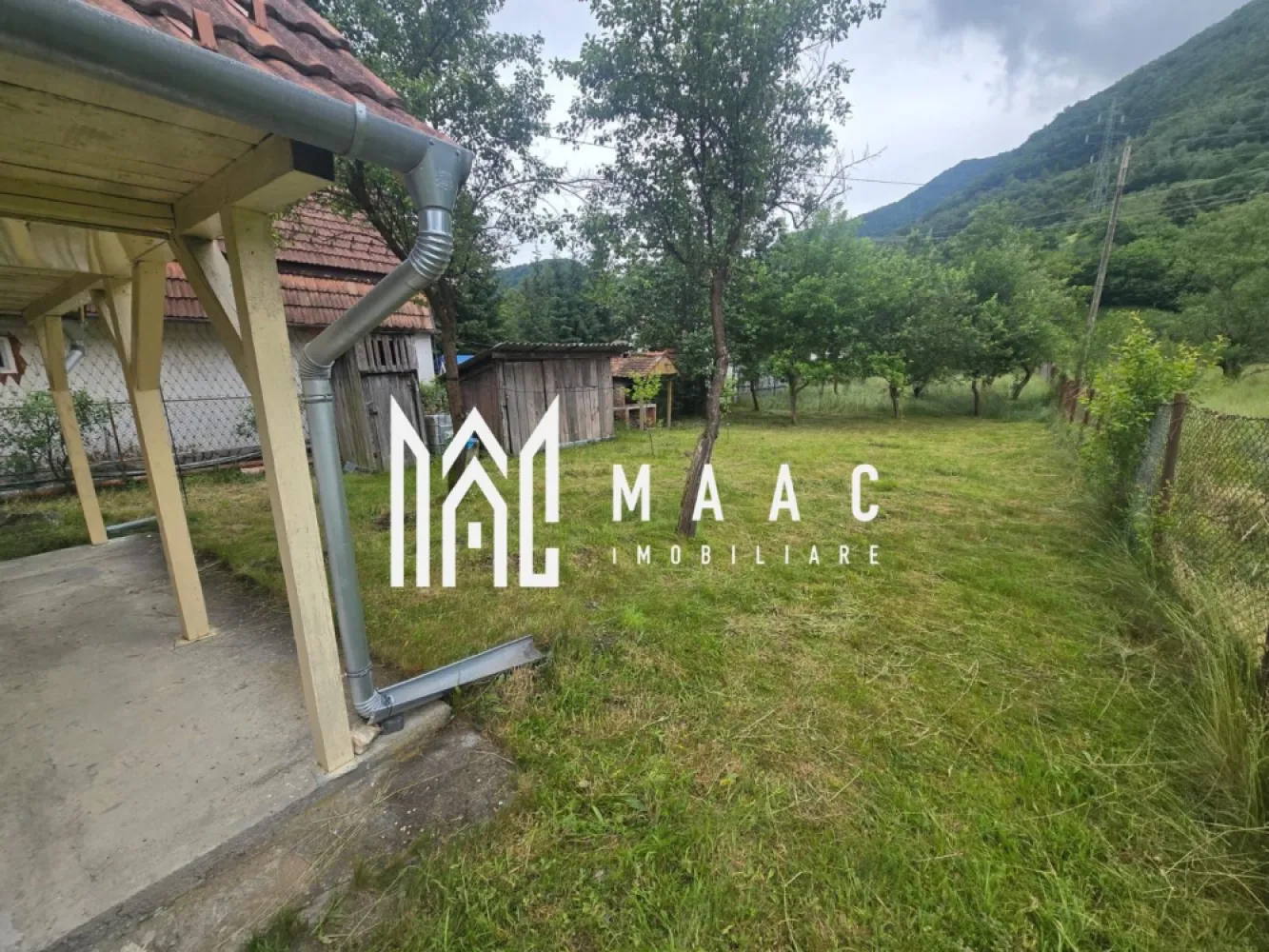 Casa de vacanta 1200 mp teren Valea Lotrioarei - Casă de vacanță de vânzare – Valea Lotrioarei | 1.200 mp teren | Deschidere la râu | Priveliște spectaculoasă către munți

Vă oferim spre vânzare o casă de vacanță amplasată într-un cadru natural deosebit, pe Valea Lotrioarei, ideală pentru relaxare, escapade de weekend sau investiție în regim turistic.

Proprietatea beneficiază de un teren generos de 1.200 mp, cu ieșire directă la râu, oferind intimitate, liniște și o priveliște superbă către munți.

Casa este construită pe fundație de beton, integral din lemn și izolată, îmbinând farmecul rustic cu confortul necesar unei locuințe de vacanță.

Compartimentare:

2 dormitoare decomandate;
Living primitor;
Bucătărie;
Terasă acoperită, perfectă pentru momentele petrecute în aer liber;
Suprafață utilă parter: 70 mp;
Etaj de aproximativ 30 mp, pregătit pentru compartimentare și amenajare după propriile preferințe.

Avantajele proprietății:

Teren de 1.200 mp cu acces direct la râu;
Zonă amenajată pentru barbeque;
Priveliște panoramică spre munți;
Zonă liniștită, în mijlocul naturii;
Acces facil pe drum asfaltat;
Proprietate liberă de sarcini;
Ideală atât ca locuință de vacanță, cât și pentru investiție în închiriere turistică.

Pentru mai multe detalii specificati CP3210159 la telefon.