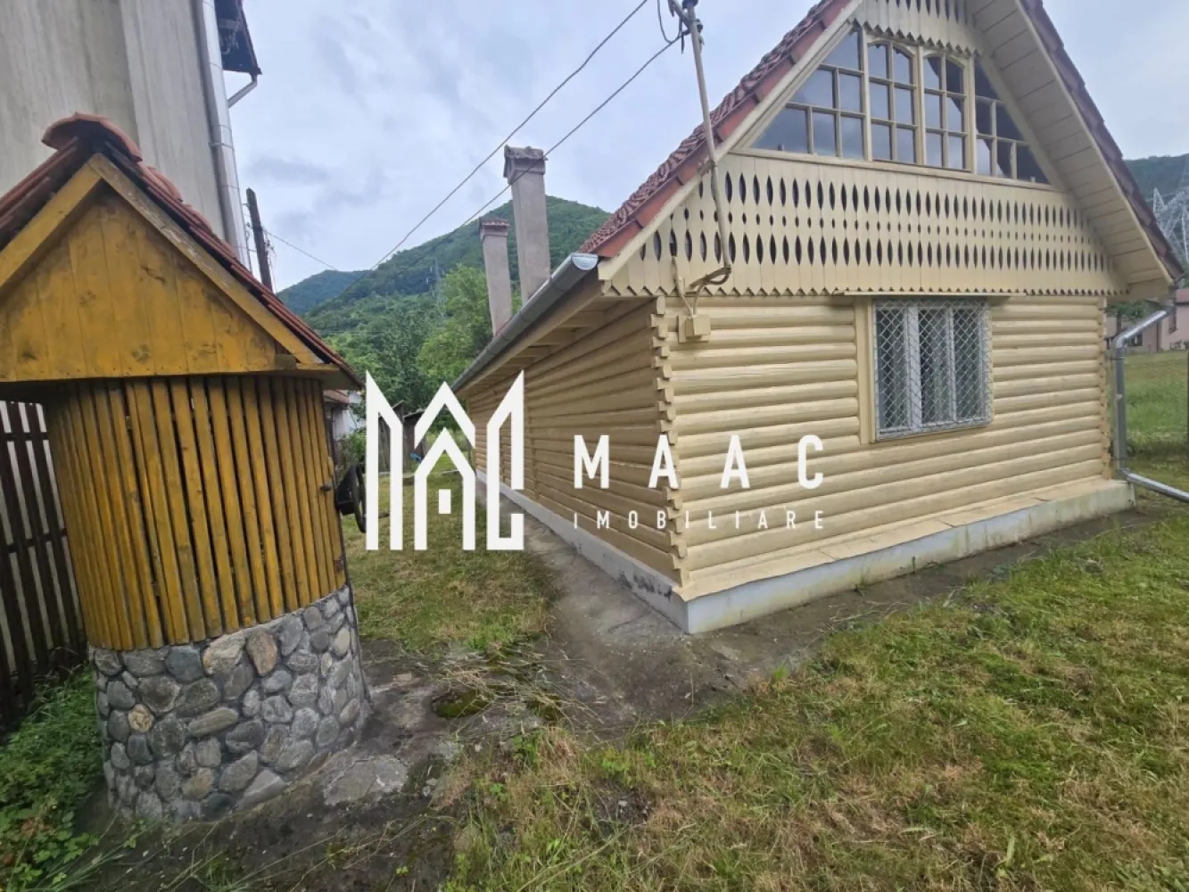 Casa de vacanta 1200 mp teren Valea Lotrioarei - Casă de vacanță de vânzare – Valea Lotrioarei | 1.200 mp teren | Deschidere la râu | Priveliște spectaculoasă către munți

Vă oferim spre vânzare o casă de vacanță amplasată într-un cadru natural deosebit, pe Valea Lotrioarei, ideală pentru relaxare, escapade de weekend sau investiție în regim turistic.

Proprietatea beneficiază de un teren generos de 1.200 mp, cu ieșire directă la râu, oferind intimitate, liniște și o priveliște superbă către munți.

Casa este construită pe fundație de beton, integral din lemn și izolată, îmbinând farmecul rustic cu confortul necesar unei locuințe de vacanță.

Compartimentare:

2 dormitoare decomandate;
Living primitor;
Bucătărie;
Terasă acoperită, perfectă pentru momentele petrecute în aer liber;
Suprafață utilă parter: 70 mp;
Etaj de aproximativ 30 mp, pregătit pentru compartimentare și amenajare după propriile preferințe.

Avantajele proprietății:

Teren de 1.200 mp cu acces direct la râu;
Zonă amenajată pentru barbeque;
Priveliște panoramică spre munți;
Zonă liniștită, în mijlocul naturii;
Acces facil pe drum asfaltat;
Proprietate liberă de sarcini;
Ideală atât ca locuință de vacanță, cât și pentru investiție în închiriere turistică.

Pentru mai multe detalii specificati CP3210159 la telefon.