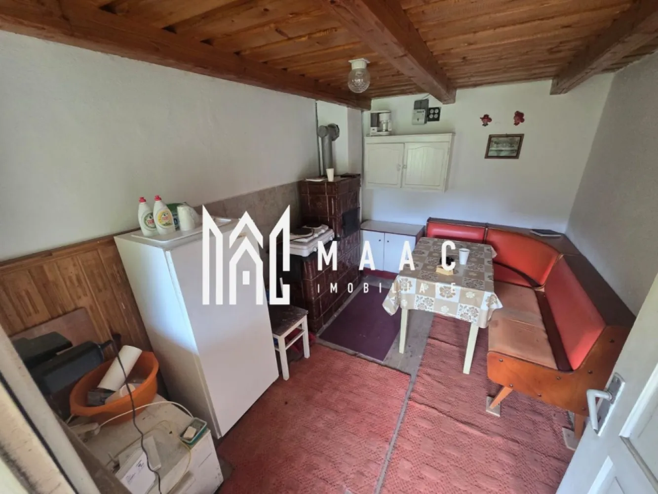 Casa de vacanta 1200 mp teren Valea Lotrioarei - Casă de vacanță de vânzare – Valea Lotrioarei | 1.200 mp teren | Deschidere la râu | Priveliște spectaculoasă către munți

Vă oferim spre vânzare o casă de vacanță amplasată într-un cadru natural deosebit, pe Valea Lotrioarei, ideală pentru relaxare, escapade de weekend sau investiție în regim turistic.

Proprietatea beneficiază de un teren generos de 1.200 mp, cu ieșire directă la râu, oferind intimitate, liniște și o priveliște superbă către munți.

Casa este construită pe fundație de beton, integral din lemn și izolată, îmbinând farmecul rustic cu confortul necesar unei locuințe de vacanță.

Compartimentare:

2 dormitoare decomandate;
Living primitor;
Bucătărie;
Terasă acoperită, perfectă pentru momentele petrecute în aer liber;
Suprafață utilă parter: 70 mp;
Etaj de aproximativ 30 mp, pregătit pentru compartimentare și amenajare după propriile preferințe.

Avantajele proprietății:

Teren de 1.200 mp cu acces direct la râu;
Zonă amenajată pentru barbeque;
Priveliște panoramică spre munți;
Zonă liniștită, în mijlocul naturii;
Acces facil pe drum asfaltat;
Proprietate liberă de sarcini;
Ideală atât ca locuință de vacanță, cât și pentru investiție în închiriere turistică.

Pentru mai multe detalii specificati CP3210159 la telefon.