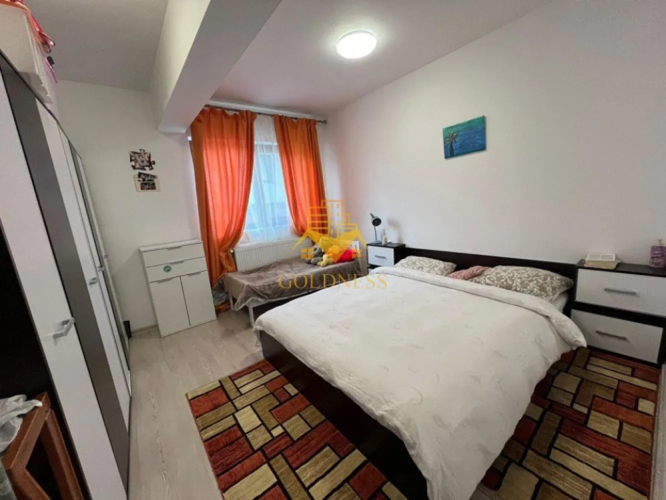 3 camere open-space, Parcare, Cartier Manastur, Zona Campului - GOLDNESS Imobiliare vă propune spre închiriere un apartament cu 3 camere open-space,complet mobilat și utilat, la etajul parter într-un imobil de 2 etaje, în cartierul Manastur, str. Aleea Porumbelelor. Dispune de loc de parcare exterioara in curte privata! Apartamentul este compartimentat astfel: - 2 dormitoare IDENTICE cu paturi matrimoniale, dressing, noptiere - living cu bucatarie open-space complet utilată, canapea extensibilă, loc de servit masa - baie cu cabina de dus, calorifer port prosop inox și dulap pentru depozitare. - terasa de 7 mp Imobilul este dotat cu toate cele necesare- centrală proprie, mașină de spălat haine, frigider, aragaz, cuptor electric, hotă, etc. Se află în apropierea stațiilor de transport în comun, magazine, restaurante, spații verzi, farmacii, etc. Dacă sunteți interesați de acest apartament și doriți să îl vizionați, dar și pentru alte oferte sau detalii nu ezitați să ne contactați telefonic sau prin e-mail. Vă stăm la dispoziție! Pentru intermediere se percepe un comision de 50% din prețul chiriei! }}