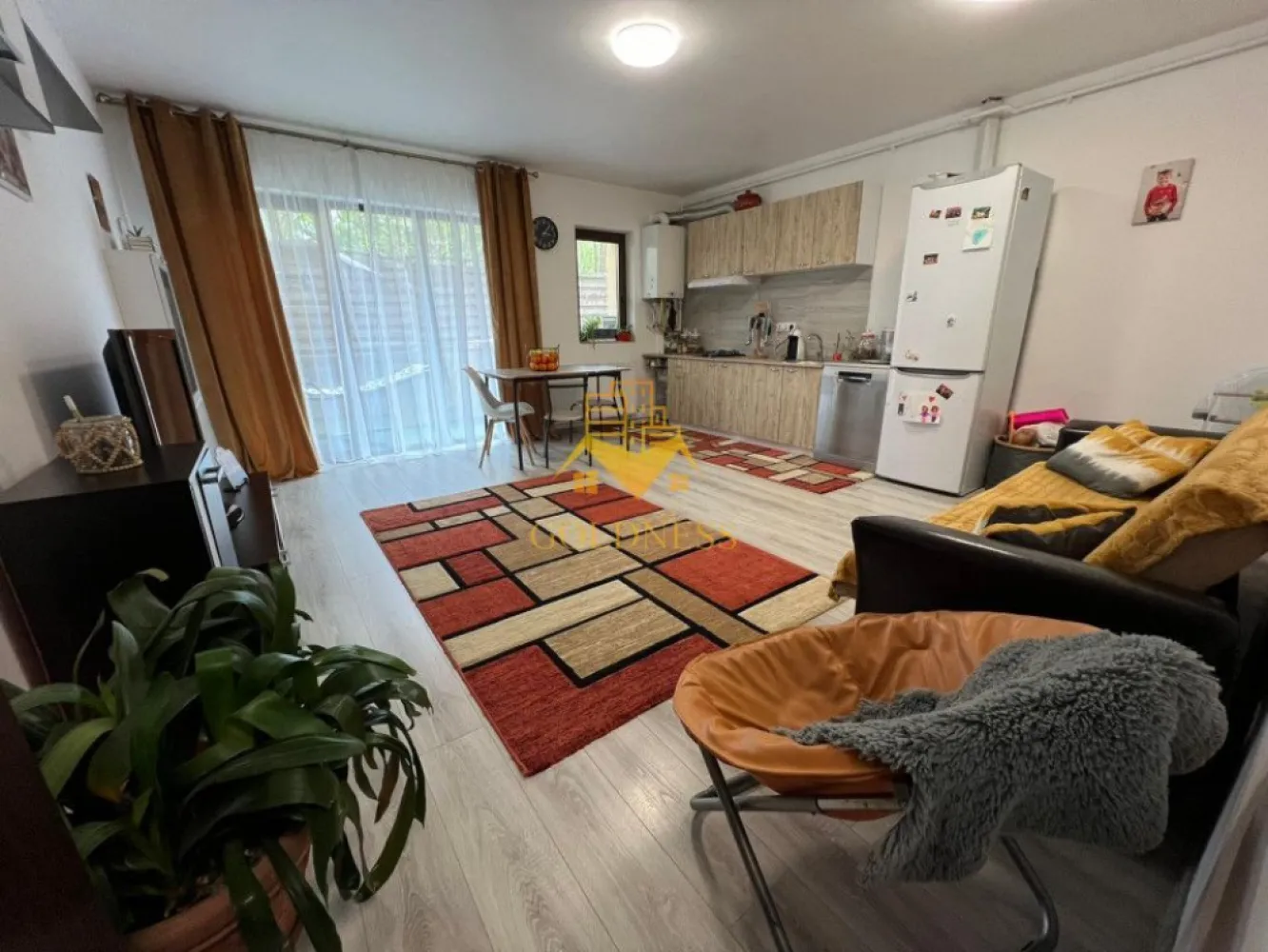 3 camere open-space, Parcare, Cartier Manastur, Zona Campului - GOLDNESS Imobiliare vă propune spre închiriere un apartament cu 3 camere open-space,complet mobilat și utilat, la etajul parter într-un imobil de 2 etaje, în cartierul Manastur, str. Aleea Porumbelelor. Dispune de loc de parcare exterioara in curte privata! Apartamentul este compartimentat astfel: - 2 dormitoare IDENTICE cu paturi matrimoniale, dressing, noptiere - living cu bucatarie open-space complet utilată, canapea extensibilă, loc de servit masa - baie cu cabina de dus, calorifer port prosop inox și dulap pentru depozitare. - terasa de 7 mp Imobilul este dotat cu toate cele necesare- centrală proprie, mașină de spălat haine, frigider, aragaz, cuptor electric, hotă, etc. Se află în apropierea stațiilor de transport în comun, magazine, restaurante, spații verzi, farmacii, etc. Dacă sunteți interesați de acest apartament și doriți să îl vizionați, dar și pentru alte oferte sau detalii nu ezitați să ne contactați telefonic sau prin e-mail. Vă stăm la dispoziție! Pentru intermediere se percepe un comision de 50% din prețul chiriei! }}