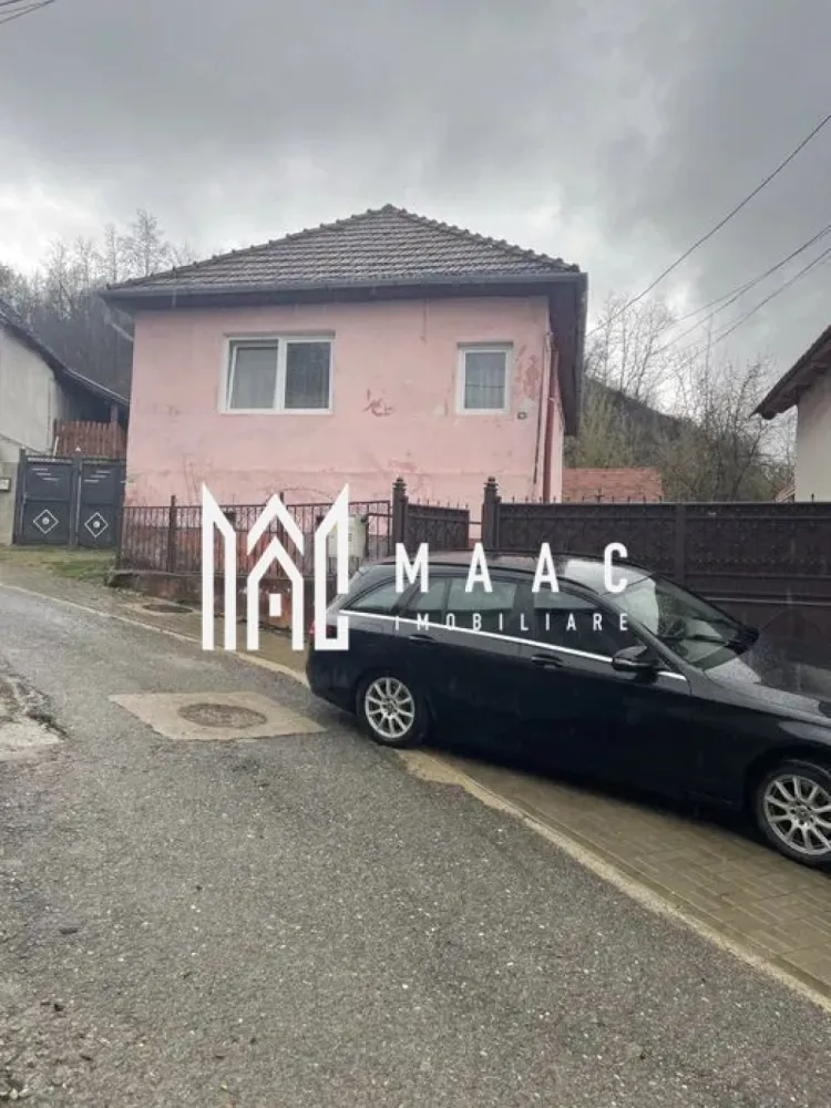 Casă individuală 4 camere | Șeica Mică | 100 mp utili, teren 474 mp - Casă individuală cu 4 camere în Șeica Mică, cu 100 mp utili și teren de 474 mp, potrivită pentru cei care caută spațiu și posibilitatea de amenajare după propriul stil.

Detalii proprietate:
• Suprafață utilă: 100 mp
• Suprafață construită: 140 mp
• Teren: 474 mp
• Regim de înălțime: parter, casă individuală
• An construcție: 1980
• Structură din cărămidă și acoperiș din țiglă
• Stare: necesită renovare
• Curte proprie
• Utilități disponibile pe proprietate: apă, gaz, curent electric și canalizare

Proprietatea este situată în localitatea Șeica Mică, într-o zonă liniștită, cu acces către magazine, școală, primărie și celelalte facilități necesare vieții de zi cu zi. Terenul și curtea oferă spațiu pentru amenajări exterioare, în funcție de nevoile viitorului proprietar.

Cod anunț CP3210458. Contactați echipa MAAC Imobiliare pentru informații suplimentare și pentru programarea unei vizionări.

Conținut optimizat cu AI, aprobat de agent uman.