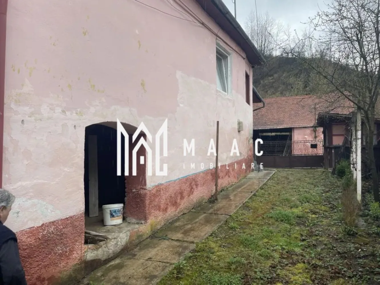 Casă individuală 4 camere | Șeica Mică | 100 mp utili, teren 474 mp - Casă individuală cu 4 camere în Șeica Mică, cu 100 mp utili și teren de 474 mp, potrivită pentru cei care caută spațiu și posibilitatea de amenajare după propriul stil.

Detalii proprietate:
• Suprafață utilă: 100 mp
• Suprafață construită: 140 mp
• Teren: 474 mp
• Regim de înălțime: parter, casă individuală
• An construcție: 1980
• Structură din cărămidă și acoperiș din țiglă
• Stare: necesită renovare
• Curte proprie
• Utilități disponibile pe proprietate: apă, gaz, curent electric și canalizare

Proprietatea este situată în localitatea Șeica Mică, într-o zonă liniștită, cu acces către magazine, școală, primărie și celelalte facilități necesare vieții de zi cu zi. Terenul și curtea oferă spațiu pentru amenajări exterioare, în funcție de nevoile viitorului proprietar.

Cod anunț CP3210458. Contactați echipa MAAC Imobiliare pentru informații suplimentare și pentru programarea unei vizionări.

Conținut optimizat cu AI, aprobat de agent uman.