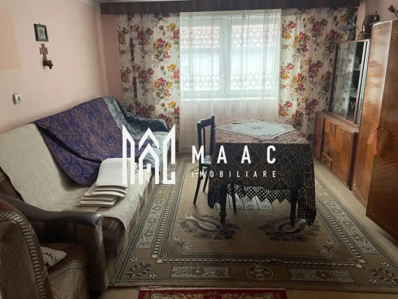 Casă individuală 4 camere | Șeica Mică | 100 mp utili, teren 474 mp - Casă individuală cu 4 camere în Șeica Mică, cu 100 mp utili și teren de 474 mp, potrivită pentru cei care caută spațiu și posibilitatea de amenajare după propriul stil.

Detalii proprietate:
• Suprafață utilă: 100 mp
• Suprafață construită: 140 mp
• Teren: 474 mp
• Regim de înălțime: parter, casă individuală
• An construcție: 1980
• Structură din cărămidă și acoperiș din țiglă
• Stare: necesită renovare
• Curte proprie
• Utilități disponibile pe proprietate: apă, gaz, curent electric și canalizare

Proprietatea este situată în localitatea Șeica Mică, într-o zonă liniștită, cu acces către magazine, școală, primărie și celelalte facilități necesare vieții de zi cu zi. Terenul și curtea oferă spațiu pentru amenajări exterioare, în funcție de nevoile viitorului proprietar.

Cod anunț CP3210458. Contactați echipa MAAC Imobiliare pentru informații suplimentare și pentru programarea unei vizionări.

Conținut optimizat cu AI, aprobat de agent uman.