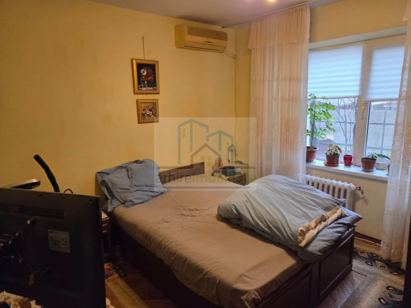 Apartament 3 camere spațios | 63 mp + balcon | bloc 1981 | Olteniței – - Agentia Arhireimobiliare va ofera spre vanzare , un apartament de 3 camere, bine compartimentat, situat la parterul unui bloc cu 4 etaje, construit în 1981. Suprafață utilă: 62,28 mp Balcon: 6,37 mp Suprafață totală: ≈ 68,65 mp Compartimentare: Living spațios și luminos 2 dormitoare confortabile Bucătărie separată Baie WC de serviciu Vestibul Debara și oficiu pentru depozitare Balcon generos Apartamentul necesită renovare totală, oferind oportunitatea de a fi amenajat complet după propriul gust și stil. Blocul este solid și urmează să fie reabilitat termic, aducând un plus de confort și valoare viitoare proprietății. Avantaje ale apartamentului Bloc solid construit în 1980 Compartimentare practică și spațioasă Balcon generos 6,37 mp Spații multiple de depozitare Acces facil (parter, fără scări) Ideal pentru renovare după propriul gust Potrivit pentru familie sau investiție Se accepta credit. Pretul de vanzare este de 100.700 Euro Usor Negociabil. }}