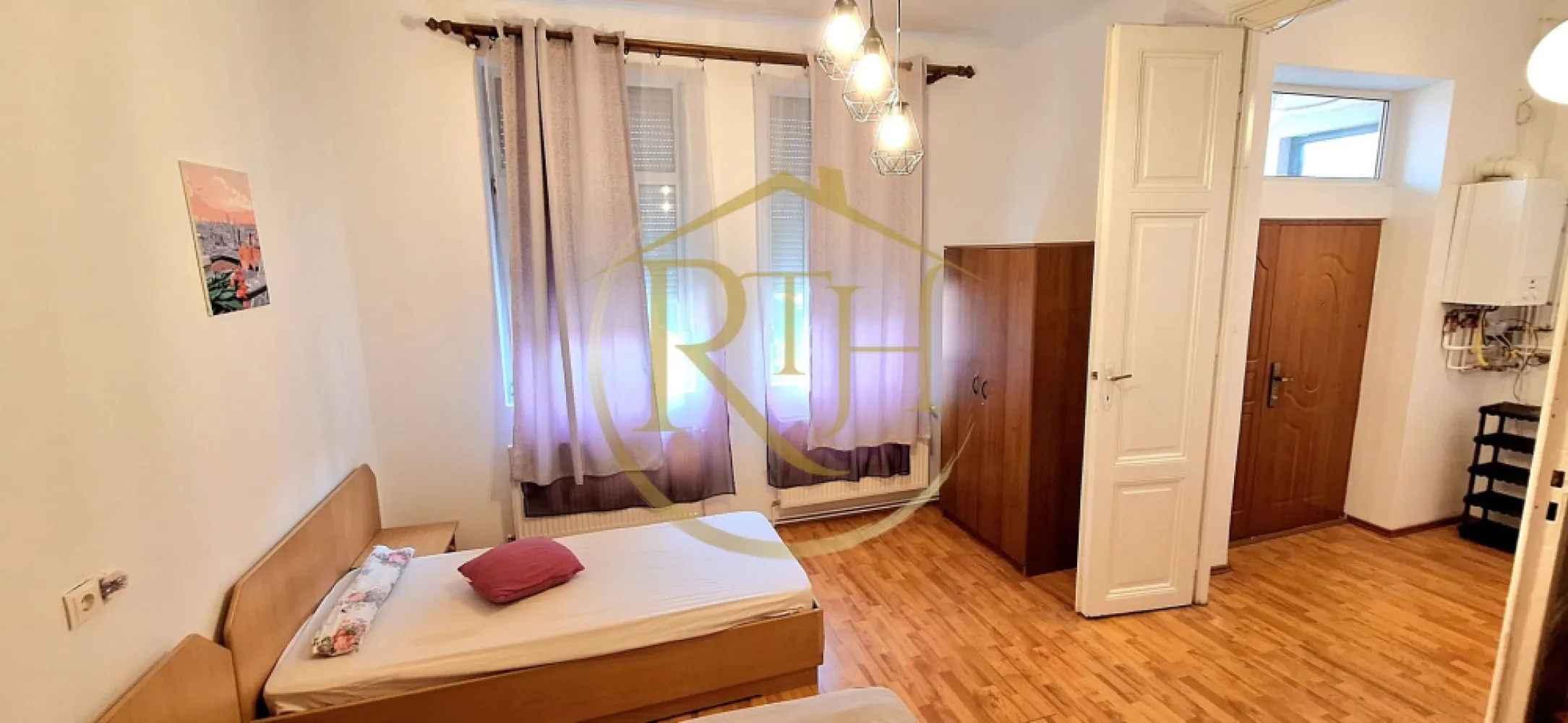 Apartament cu 1 cameră de vânzare în zona Iosefin aproape de Nokia– 0% Comision - Vă propunem spre vânzare un apartament cu 1 cameră, situat în zona Iosefin, pe strada Pop de Băsești, într-o vilă cu mai multe apartamente, cu acces securizat prin interfon și o curte comună îngrijită și civilizată. Proprietatea este amplasată la doar câteva minute de Piața Iosefin, Gara de Nord, clădirea Nokia și Centrul orașului, beneficiind de acces facil către mijloace de transport în comun, magazine, școli și alte puncte de interes.

Apartamentul este situat la etajul 1 și are o suprafață utilă de 32 mp, fiind compartimentat decomandat. Locuința este compusă dintr-un hol de intrare, o cameră spațioasă și luminoasă, cu tavane înalte și ferestre generoase care oferă multă lumină naturală, o bucătărie separată, suficient de încăpătoare pentru amenajarea unei zone de luat masa, precum și o baie prevăzută cu duș.

Un avantaj important al proprietății îl reprezintă investițiile realizate recent. Confortul termic este asigurat de centrala termică proprie pe gaz, împreună cu calorifere noi, iar instalația electrică a fost refăcută, oferind viitorului proprietar un plus de siguranță și confort. În apartament se regăsesc și o sobă de teracotă, precum și un boiler electric, ambele complet funcționale. Acestea pot fi păstrate ca surse alternative de încălzire și apă caldă sau pot fi demontate cu ușurință, întrucât centrala termică pe gaz preia în prezent aceste funcții.
Toate ferestrele apartamentului sunt prevăzute cu tâmplărie PVC cu geam termopan și rulouri exterioare din PVC, oferind un plus de confort termic și fonic, precum și intimitate și protecție împotriva razelor solare.
Apartamentul se vinde complet mobilat și utilat, exact așa cum poate fi observat în fotografii și în turul video, fiind o alegere foarte bună atât pentru locuit, cât și pentru investiție, datorită poziționării excelente și accesului rapid către principalele puncte de interes ale orașului.

Vizionare online: https://youtu.be/biOW2MFw5Pw?is=5O5O7K1N4YbC3EG0
Preț: 57.800 euro, ușor negociabil.
0% comision pentru cumpărător.
Proprietate reprezentată în exclusivitate de RealTimHouse.ro – Un pas spre un loc doar al tău.
