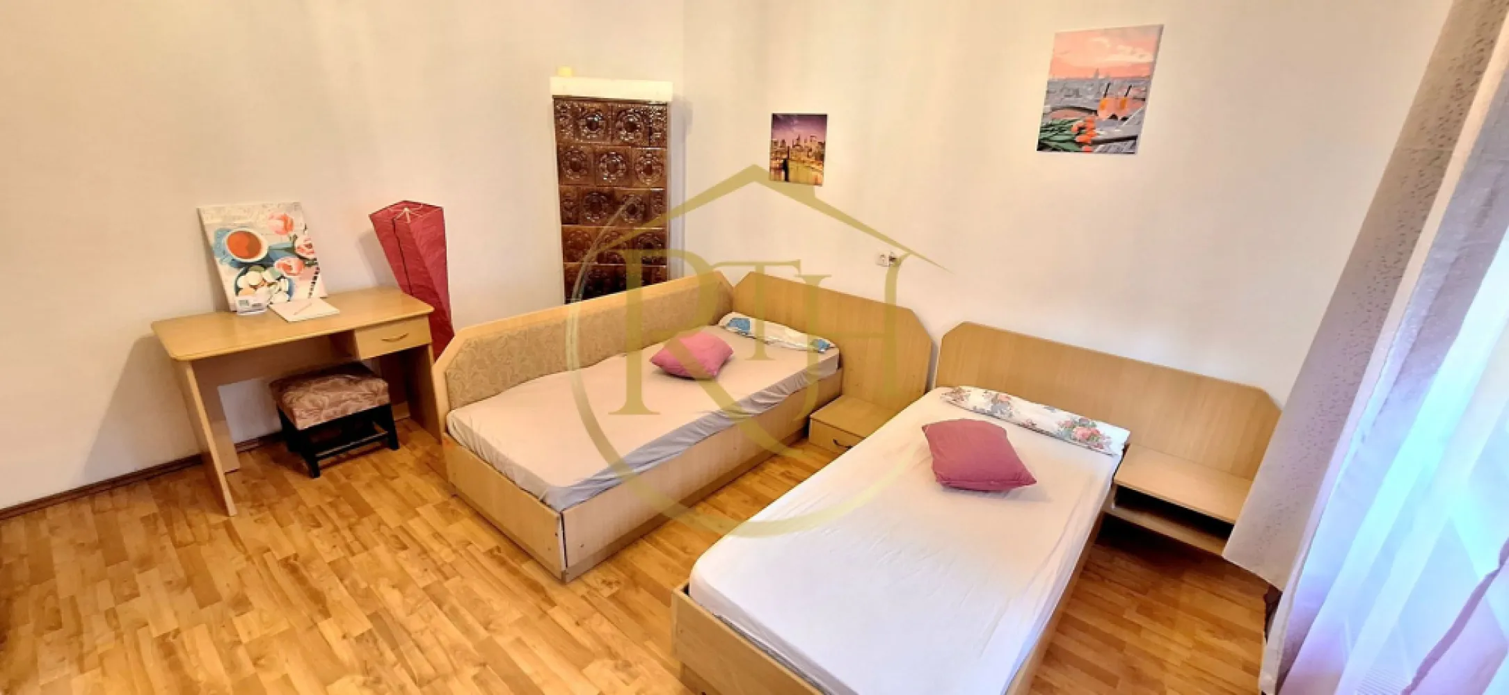 Apartament cu 1 cameră de vânzare în zona Iosefin aproape de Nokia– 0% Comision - Vă propunem spre vânzare un apartament cu 1 cameră, situat în zona Iosefin, pe strada Pop de Băsești, într-o vilă cu mai multe apartamente, cu acces securizat prin interfon și o curte comună îngrijită și civilizată. Proprietatea este amplasată la doar câteva minute de Piața Iosefin, Gara de Nord, clădirea Nokia și Centrul orașului, beneficiind de acces facil către mijloace de transport în comun, magazine, școli și alte puncte de interes.

Apartamentul este situat la etajul 1 și are o suprafață utilă de 32 mp, fiind compartimentat decomandat. Locuința este compusă dintr-un hol de intrare, o cameră spațioasă și luminoasă, cu tavane înalte și ferestre generoase care oferă multă lumină naturală, o bucătărie separată, suficient de încăpătoare pentru amenajarea unei zone de luat masa, precum și o baie prevăzută cu duș.

Un avantaj important al proprietății îl reprezintă investițiile realizate recent. Confortul termic este asigurat de centrala termică proprie pe gaz, împreună cu calorifere noi, iar instalația electrică a fost refăcută, oferind viitorului proprietar un plus de siguranță și confort. În apartament se regăsesc și o sobă de teracotă, precum și un boiler electric, ambele complet funcționale. Acestea pot fi păstrate ca surse alternative de încălzire și apă caldă sau pot fi demontate cu ușurință, întrucât centrala termică pe gaz preia în prezent aceste funcții.
Toate ferestrele apartamentului sunt prevăzute cu tâmplărie PVC cu geam termopan și rulouri exterioare din PVC, oferind un plus de confort termic și fonic, precum și intimitate și protecție împotriva razelor solare.
Apartamentul se vinde complet mobilat și utilat, exact așa cum poate fi observat în fotografii și în turul video, fiind o alegere foarte bună atât pentru locuit, cât și pentru investiție, datorită poziționării excelente și accesului rapid către principalele puncte de interes ale orașului.

Vizionare online: https://youtu.be/biOW2MFw5Pw?is=5O5O7K1N4YbC3EG0
Preț: 57.800 euro, ușor negociabil.
0% comision pentru cumpărător.
Proprietate reprezentată în exclusivitate de RealTimHouse.ro – Un pas spre un loc doar al tău.