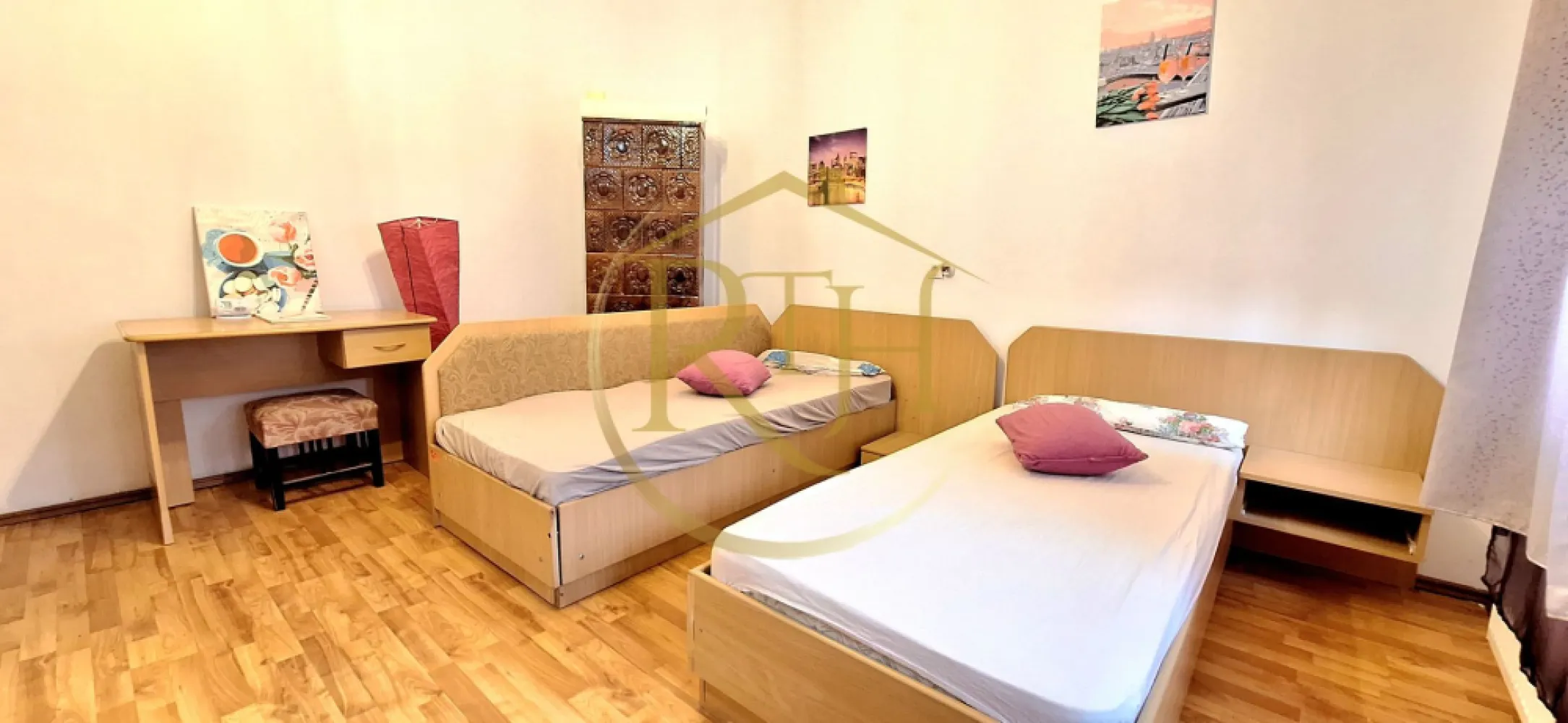 Apartament cu 1 cameră de vânzare în zona Iosefin aproape de Nokia– 0% Comision - Vă propunem spre vânzare un apartament cu 1 cameră, situat în zona Iosefin, pe strada Pop de Băsești, într-o vilă cu mai multe apartamente, cu acces securizat prin interfon și o curte comună îngrijită și civilizată. Proprietatea este amplasată la doar câteva minute de Piața Iosefin, Gara de Nord, clădirea Nokia și Centrul orașului, beneficiind de acces facil către mijloace de transport în comun, magazine, școli și alte puncte de interes.

Apartamentul este situat la etajul 1 și are o suprafață utilă de 32 mp, fiind compartimentat decomandat. Locuința este compusă dintr-un hol de intrare, o cameră spațioasă și luminoasă, cu tavane înalte și ferestre generoase care oferă multă lumină naturală, o bucătărie separată, suficient de încăpătoare pentru amenajarea unei zone de luat masa, precum și o baie prevăzută cu duș.

Un avantaj important al proprietății îl reprezintă investițiile realizate recent. Confortul termic este asigurat de centrala termică proprie pe gaz, împreună cu calorifere noi, iar instalația electrică a fost refăcută, oferind viitorului proprietar un plus de siguranță și confort. În apartament se regăsesc și o sobă de teracotă, precum și un boiler electric, ambele complet funcționale. Acestea pot fi păstrate ca surse alternative de încălzire și apă caldă sau pot fi demontate cu ușurință, întrucât centrala termică pe gaz preia în prezent aceste funcții.
Toate ferestrele apartamentului sunt prevăzute cu tâmplărie PVC cu geam termopan și rulouri exterioare din PVC, oferind un plus de confort termic și fonic, precum și intimitate și protecție împotriva razelor solare.
Apartamentul se vinde complet mobilat și utilat, exact așa cum poate fi observat în fotografii și în turul video, fiind o alegere foarte bună atât pentru locuit, cât și pentru investiție, datorită poziționării excelente și accesului rapid către principalele puncte de interes ale orașului.

Vizionare online: https://youtu.be/biOW2MFw5Pw?is=5O5O7K1N4YbC3EG0
Preț: 57.800 euro, ușor negociabil.
0% comision pentru cumpărător.
Proprietate reprezentată în exclusivitate de RealTimHouse.ro – Un pas spre un loc doar al tău.