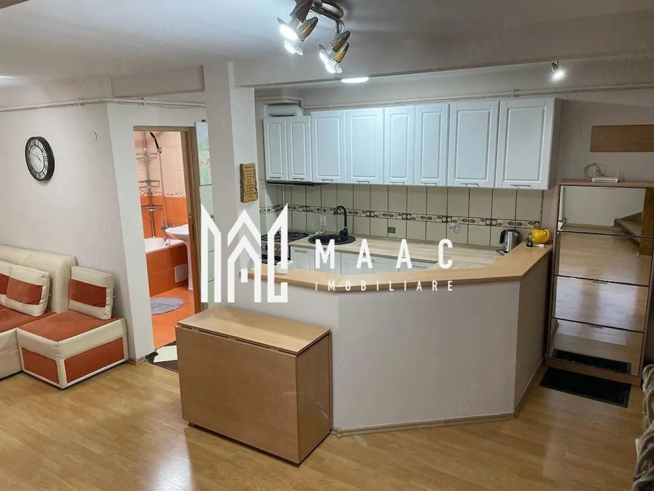 Apartament de vânzare Sibiu | Vasile Aaron | 4 camere decomandat - Apartament de vânzare în Sibiu, zona Vasile Aaron, dispus pe două niveluri, cu 4 camere decomandat, 80 mp utili și disponibil imediat pentru mutare.

Detalii proprietate:
• Suprafață utilă: 80 mp
• Suprafață construită: 96 mp
• Compartimentare: decomandat, apartament pe două niveluri
• Configurație: living, bucătărie open space și grup sanitar la primul nivel; 3 dormitoare și al doilea grup sanitar la nivelul superior
• Etaj 5 din 5
• Imobil finalizat în 2007
• Stare interioară: finisat modern
• 2 băi și 1 bucătărie
• Boxă la demisol, cu aerisire, de aproximativ 9 mp
• Disponibil imediat pentru mutare

Zonă și acces:
Proprietatea este amplasată în Vasile Aaron, cu acces rapid la stația de transport în comun și magazinul Penny, aflate la aproximativ 1 minut. Piața Rahovei, grădinița și școala sunt la circa 5 minute, ceea ce adaugă un plus de confort pentru activitățile de zi cu zi.

Pentru detalii suplimentare și programarea unei vizionări, contactează echipa MAAC Imobiliare și menționează Cod anunț CP3210550.

Conținut optimizat cu AI, aprobat de agent uman.