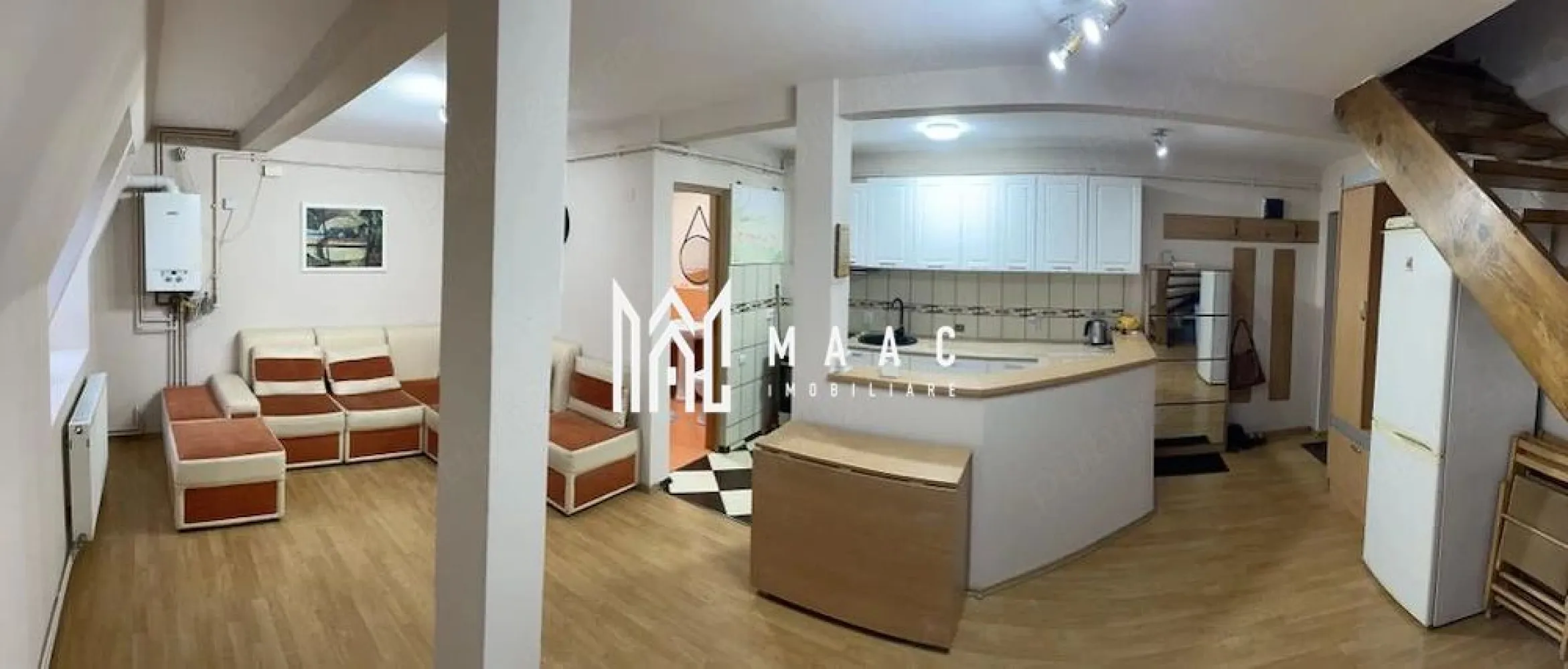 Apartament de vânzare Sibiu | Vasile Aaron | 4 camere decomandat - Apartament de vânzare în Sibiu, zona Vasile Aaron, dispus pe două niveluri, cu 4 camere decomandat, 80 mp utili și disponibil imediat pentru mutare.

Detalii proprietate:
• Suprafață utilă: 80 mp
• Suprafață construită: 96 mp
• Compartimentare: decomandat, apartament pe două niveluri
• Configurație: living, bucătărie open space și grup sanitar la primul nivel; 3 dormitoare și al doilea grup sanitar la nivelul superior
• Etaj 5 din 5
• Imobil finalizat în 2007
• Stare interioară: finisat modern
• 2 băi și 1 bucătărie
• Boxă la demisol, cu aerisire, de aproximativ 9 mp
• Disponibil imediat pentru mutare

Zonă și acces:
Proprietatea este amplasată în Vasile Aaron, cu acces rapid la stația de transport în comun și magazinul Penny, aflate la aproximativ 1 minut. Piața Rahovei, grădinița și școala sunt la circa 5 minute, ceea ce adaugă un plus de confort pentru activitățile de zi cu zi.

Pentru detalii suplimentare și programarea unei vizionări, contactează echipa MAAC Imobiliare și menționează Cod anunț CP3210550.

Conținut optimizat cu AI, aprobat de agent uman.