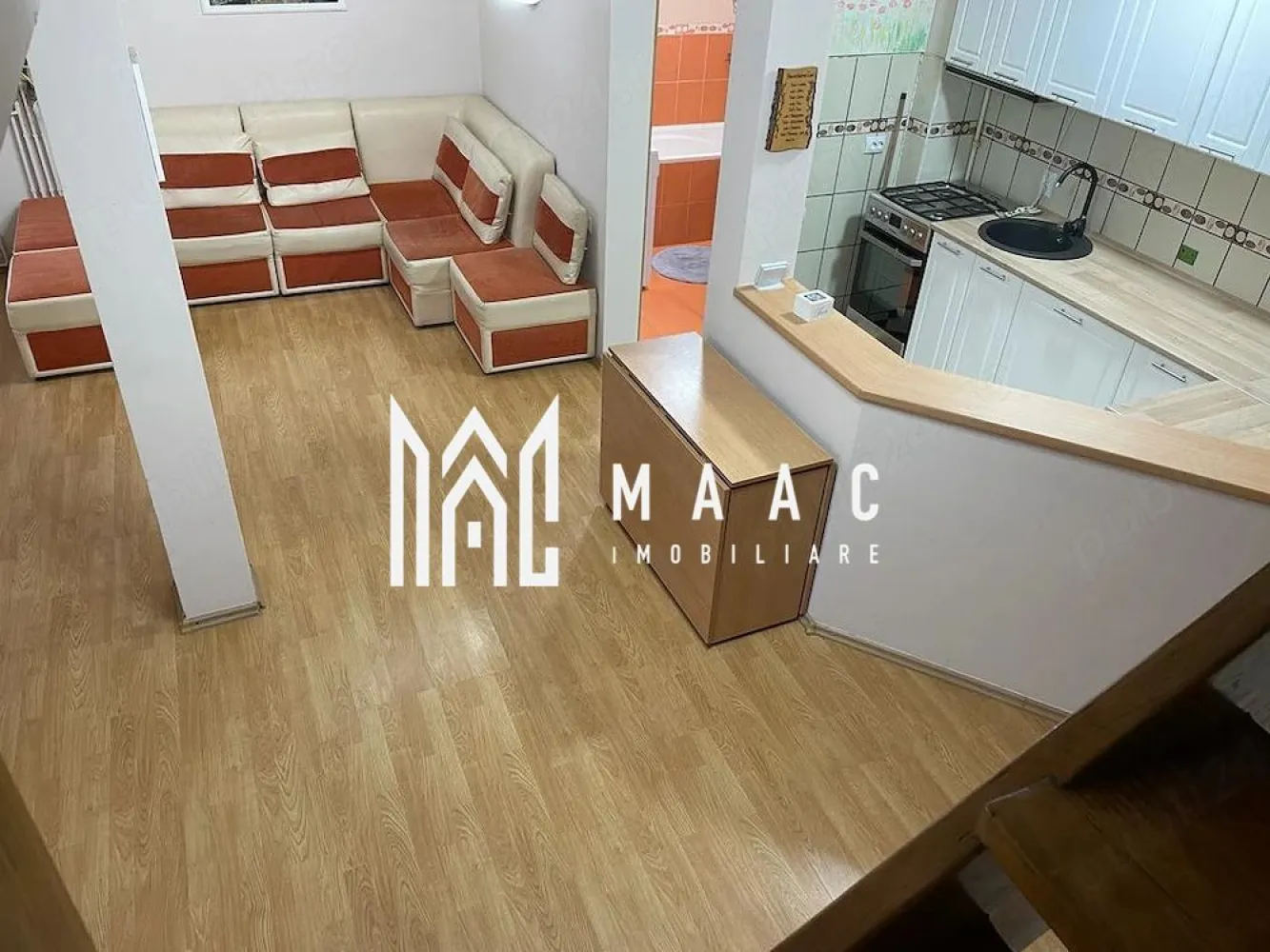 Apartament de vânzare Sibiu | Vasile Aaron | 4 camere decomandat - Apartament de vânzare în Sibiu, zona Vasile Aaron, dispus pe două niveluri, cu 4 camere decomandat, 80 mp utili și disponibil imediat pentru mutare.

Detalii proprietate:
• Suprafață utilă: 80 mp
• Suprafață construită: 96 mp
• Compartimentare: decomandat, apartament pe două niveluri
• Configurație: living, bucătărie open space și grup sanitar la primul nivel; 3 dormitoare și al doilea grup sanitar la nivelul superior
• Etaj 5 din 5
• Imobil finalizat în 2007
• Stare interioară: finisat modern
• 2 băi și 1 bucătărie
• Boxă la demisol, cu aerisire, de aproximativ 9 mp
• Disponibil imediat pentru mutare

Zonă și acces:
Proprietatea este amplasată în Vasile Aaron, cu acces rapid la stația de transport în comun și magazinul Penny, aflate la aproximativ 1 minut. Piața Rahovei, grădinița și școala sunt la circa 5 minute, ceea ce adaugă un plus de confort pentru activitățile de zi cu zi.

Pentru detalii suplimentare și programarea unei vizionări, contactează echipa MAAC Imobiliare și menționează Cod anunț CP3210550.

Conținut optimizat cu AI, aprobat de agent uman.