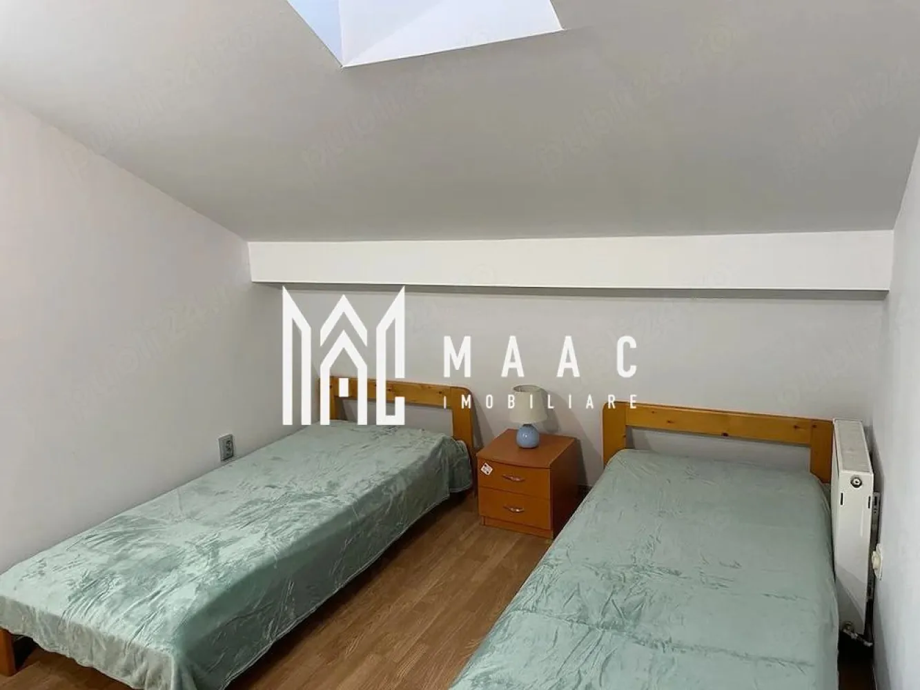Apartament de vânzare Sibiu | Vasile Aaron | 4 camere decomandat - Apartament de vânzare în Sibiu, zona Vasile Aaron, dispus pe două niveluri, cu 4 camere decomandat, 80 mp utili și disponibil imediat pentru mutare.

Detalii proprietate:
• Suprafață utilă: 80 mp
• Suprafață construită: 96 mp
• Compartimentare: decomandat, apartament pe două niveluri
• Configurație: living, bucătărie open space și grup sanitar la primul nivel; 3 dormitoare și al doilea grup sanitar la nivelul superior
• Etaj 5 din 5
• Imobil finalizat în 2007
• Stare interioară: finisat modern
• 2 băi și 1 bucătărie
• Boxă la demisol, cu aerisire, de aproximativ 9 mp
• Disponibil imediat pentru mutare

Zonă și acces:
Proprietatea este amplasată în Vasile Aaron, cu acces rapid la stația de transport în comun și magazinul Penny, aflate la aproximativ 1 minut. Piața Rahovei, grădinița și școala sunt la circa 5 minute, ceea ce adaugă un plus de confort pentru activitățile de zi cu zi.

Pentru detalii suplimentare și programarea unei vizionări, contactează echipa MAAC Imobiliare și menționează Cod anunț CP3210550.

Conținut optimizat cu AI, aprobat de agent uman.