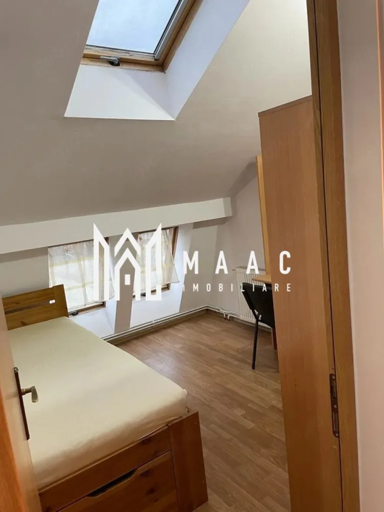 Apartament de vânzare Sibiu | Vasile Aaron | 4 camere decomandat - Apartament de vânzare în Sibiu, zona Vasile Aaron, dispus pe două niveluri, cu 4 camere decomandat, 80 mp utili și disponibil imediat pentru mutare.

Detalii proprietate:
• Suprafață utilă: 80 mp
• Suprafață construită: 96 mp
• Compartimentare: decomandat, apartament pe două niveluri
• Configurație: living, bucătărie open space și grup sanitar la primul nivel; 3 dormitoare și al doilea grup sanitar la nivelul superior
• Etaj 5 din 5
• Imobil finalizat în 2007
• Stare interioară: finisat modern
• 2 băi și 1 bucătărie
• Boxă la demisol, cu aerisire, de aproximativ 9 mp
• Disponibil imediat pentru mutare

Zonă și acces:
Proprietatea este amplasată în Vasile Aaron, cu acces rapid la stația de transport în comun și magazinul Penny, aflate la aproximativ 1 minut. Piața Rahovei, grădinița și școala sunt la circa 5 minute, ceea ce adaugă un plus de confort pentru activitățile de zi cu zi.

Pentru detalii suplimentare și programarea unei vizionări, contactează echipa MAAC Imobiliare și menționează Cod anunț CP3210550.

Conținut optimizat cu AI, aprobat de agent uman.