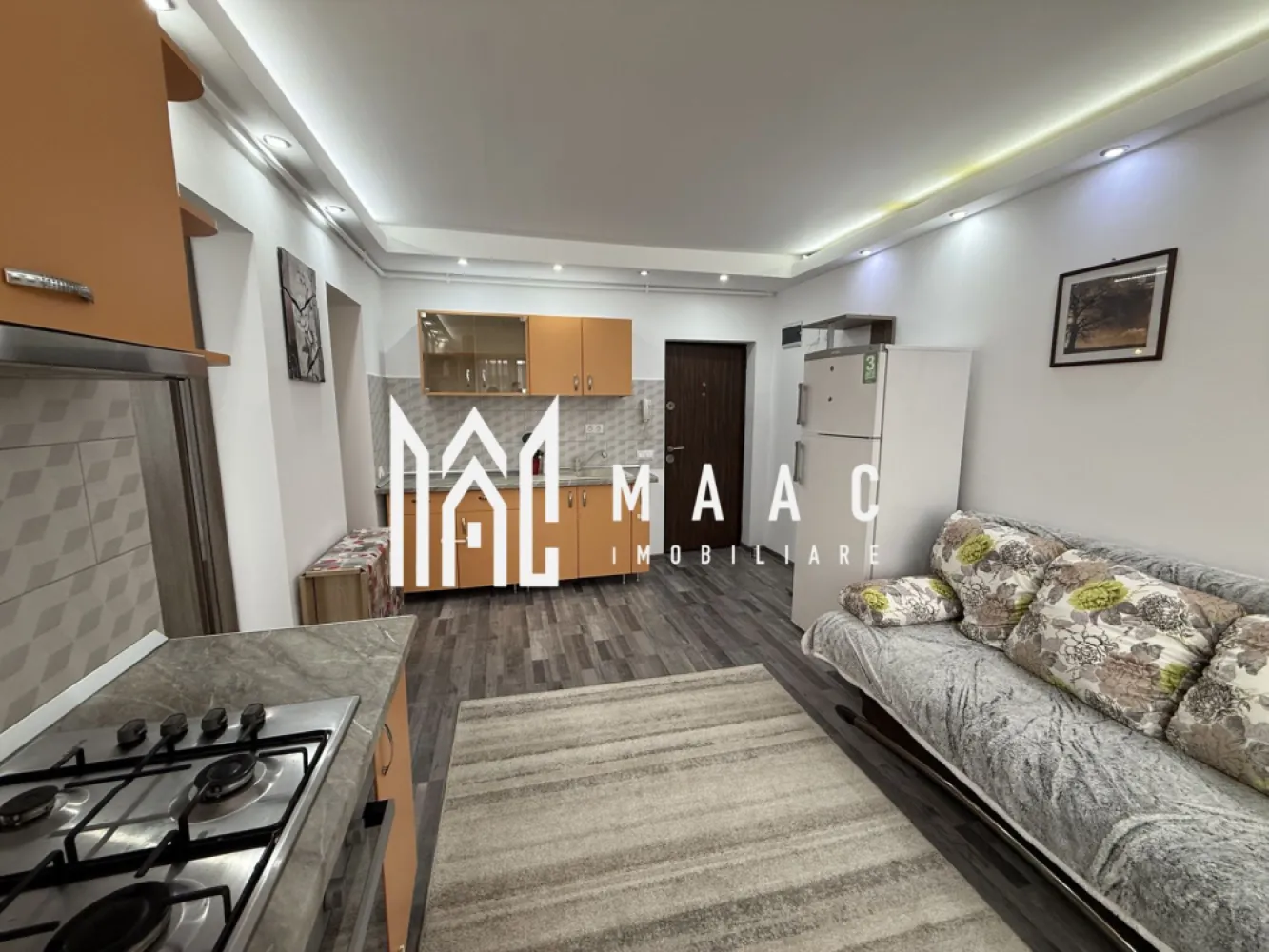 Apartament 2 camere de vânzare | Arhitecților Sibiu | 2017, parcare - Locuință compactă cu 2 camere, situată la ultimul etaj al unui imobil din 2017, în zona Arhitecților - Calea Cisnădiei din Sibiu, cu balcon și loc de parcare.

Detalii proprietate:
• Suprafață utilă de 31,5 mp și suprafață construită de 37 mp
• Compartimentare semidecomandată
• Living cu bucătărie open space, dormitor, baie și balcon
• Etaj 3 din 3, apartament finalizat
• Stare bună, confort 2
• 1 baie, 1 bucătărie și 1 balcon
• Loc de parcare inclus
• Se vinde complet mobilat și utilat
• Centrală termică proprie cu calorifere
• Baie cu geam pentru aerisire naturală

Zona Arhitecților oferă acces rapid către oraș, mijloace de transport în comun și punctele de interes uzual din Sibiu. În apropiere se regăsesc magazine, servicii și facilități necesare pentru traiul de zi cu zi.

Cod anunț CP3210915. Contactați echipa MAAC Imobiliare pentru detalii suplimentare și pentru programarea unei vizionări.

Conținut optimizat cu AI, aprobat de agent uman.