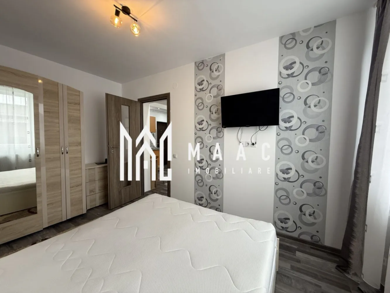 Apartament 2 camere de vânzare | Arhitecților Sibiu | 2017, parcare - Locuință compactă cu 2 camere, situată la ultimul etaj al unui imobil din 2017, în zona Arhitecților - Calea Cisnădiei din Sibiu, cu balcon și loc de parcare.

Detalii proprietate:
• Suprafață utilă de 31,5 mp și suprafață construită de 37 mp
• Compartimentare semidecomandată
• Living cu bucătărie open space, dormitor, baie și balcon
• Etaj 3 din 3, apartament finalizat
• Stare bună, confort 2
• 1 baie, 1 bucătărie și 1 balcon
• Loc de parcare inclus
• Se vinde complet mobilat și utilat
• Centrală termică proprie cu calorifere
• Baie cu geam pentru aerisire naturală

Zona Arhitecților oferă acces rapid către oraș, mijloace de transport în comun și punctele de interes uzual din Sibiu. În apropiere se regăsesc magazine, servicii și facilități necesare pentru traiul de zi cu zi.

Cod anunț CP3210915. Contactați echipa MAAC Imobiliare pentru detalii suplimentare și pentru programarea unei vizionări.

Conținut optimizat cu AI, aprobat de agent uman.
