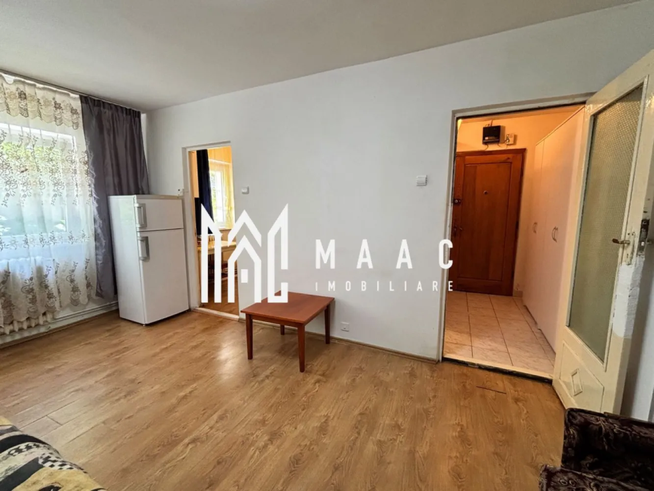Garsonieră de închiriat | Valea Aurie, Sibiu | 28 mp, parter - Garsonieră de închiriat în Valea Aurie, Sibiu, cu 28 mp utili și amplasare la parter, complet mobilată și utilată, pregătită pentru mutare imediată.

Detalii proprietate:
• Suprafață utilă: 28 mp
• Amplasată la parter, într-un imobil cu 4 niveluri
• Construcție finalizată, edificată în anul 2000
• Structură din cărămidă
• Se închiriază complet mobilată și utilată
• Disponibilă pentru mutare imediată

Zonă și acces:
Proprietatea este situată în cartierul Valea Aurie, într-o zonă liniștită, cu acces rapid către mijloace de transport, magazine și alte facilități. În apropiere se află stații de autobuz, școli și grădinițe, cu legături rapide către principalele zone de interes ale orașului.

Pentru detalii suplimentare și programarea unei vizionări, contactați echipa MAAC Imobiliare și menționați Cod anunț CP3211039.

Conținut optimizat cu AI, aprobat de agent uman.