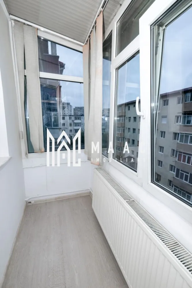 Apartament 2 camere Ostroveni 40 MP - MAAC Imobiliare vă propune spre vânzare un apartament cu 2 camere aflat in cartierul Ostroveni -CP2832691 Proprietatea are o suprafață totala de 40 MP, se afla la etajul 4 al unui bloc cu 5 etaje ( fara lift) Este o alegere ideală pentru tineri aflați la început de drum sau ca investiție si este pretabil pentru inchiriere. Compartimentare: -Suprafata utila 37MP -Suprafata totala 40MP -Hol generos -Bucatarie -Baie cu geam -Living -Balcon inchis cu termopan -Dormitor In apropiere avem acces facil la statii de autobuz, scoli, licee, gradinite, magazine, restaurante si multe alte spatii comerciale Apartamentul se preda ca in fotografiile de prezentare, fara mobilier. Imbunatatiri aduse: -tamplarie schimbata, -instalatie sanitara inlocuita -glet si vopsea lavabila -usa intrare schimbata -parchet laminat Pentru mai multe detalii și programarea unei vizionări, contactați echipa MAAC Imobiliare Râmnicu Vâlcea. }}