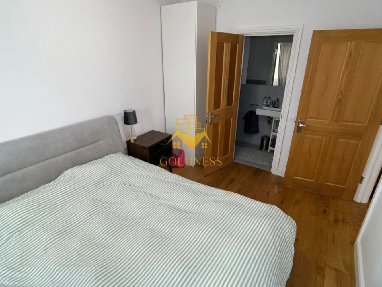 3 camere open space, mobilat modern, AC, Clujana, Cartierul Marasti - GOLDNESS Imobiliare vă propune spre închiriere un apartament cu 3 camere open-space complet mobilat și utilat, la etajul 7 într-un imobil de 7 etaje, în cartierul Marasti. 
Apartamentul este compartimentat astfel:
 - 2 dormitoare cu paturi matrimoniale, dressing, noptiere
 - living cu bucatarie open-space complet utilată, loc de servit masa 
 - 2 bai, baie cu vana, calorifer port prosop inox și dulap pentru depozitare si una cu cabina de dus.
 - balcon de 8mp.

Imobilul este dotat cu toate cele necesare- centrală proprie, mașină de spălat haine, masina de spalat vase, frigider, plită electrică, hotă, etc. 
Se află în apropierea stațiilor de transport în comun, magazine, restaurante, spații verzi, farmacii, etc. 
Dispune de loc de parcare!

Dacă sunteți interesați de acest apartament și doriți să îl vizionați, dar și pentru alte oferte sau detalii nu ezitați să ne contactați telefonic sau prin e-mail - goldnessimobiliare@gmail.com. Vă stăm la dispoziție!