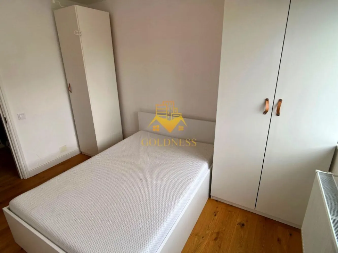 3 camere open space, mobilat modern, AC, Clujana, Cartierul Marasti - GOLDNESS Imobiliare vă propune spre închiriere un apartament cu 3 camere open-space complet mobilat și utilat, la etajul 7 într-un imobil de 7 etaje, în cartierul Marasti. 
Apartamentul este compartimentat astfel:
 - 2 dormitoare cu paturi matrimoniale, dressing, noptiere
 - living cu bucatarie open-space complet utilată, loc de servit masa 
 - 2 bai, baie cu vana, calorifer port prosop inox și dulap pentru depozitare si una cu cabina de dus.
 - balcon de 8mp.

Imobilul este dotat cu toate cele necesare- centrală proprie, mașină de spălat haine, masina de spalat vase, frigider, plită electrică, hotă, etc. 
Se află în apropierea stațiilor de transport în comun, magazine, restaurante, spații verzi, farmacii, etc. 
Dispune de loc de parcare!

Dacă sunteți interesați de acest apartament și doriți să îl vizionați, dar și pentru alte oferte sau detalii nu ezitați să ne contactați telefonic sau prin e-mail - goldnessimobiliare@gmail.com. Vă stăm la dispoziție!