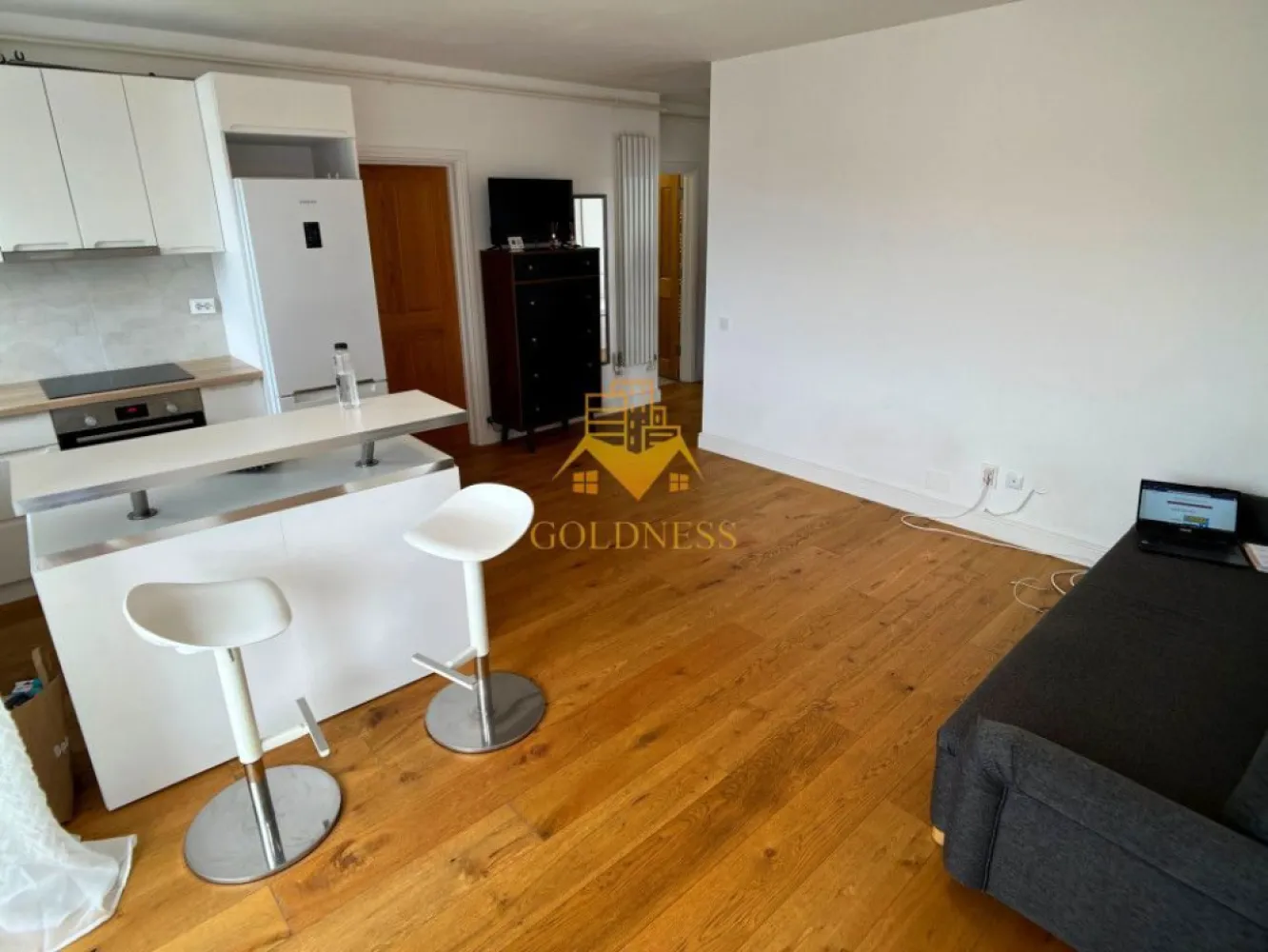 3 camere open space, mobilat modern, AC, Clujana, Cartierul Marasti - GOLDNESS Imobiliare vă propune spre închiriere un apartament cu 3 camere open-space complet mobilat și utilat, la etajul 7 într-un imobil de 7 etaje, în cartierul Marasti. 
Apartamentul este compartimentat astfel:
 - 2 dormitoare cu paturi matrimoniale, dressing, noptiere
 - living cu bucatarie open-space complet utilată, loc de servit masa 
 - 2 bai, baie cu vana, calorifer port prosop inox și dulap pentru depozitare si una cu cabina de dus.
 - balcon de 8mp.

Imobilul este dotat cu toate cele necesare- centrală proprie, mașină de spălat haine, masina de spalat vase, frigider, plită electrică, hotă, etc. 
Se află în apropierea stațiilor de transport în comun, magazine, restaurante, spații verzi, farmacii, etc. 
Dispune de loc de parcare!

Dacă sunteți interesați de acest apartament și doriți să îl vizionați, dar și pentru alte oferte sau detalii nu ezitați să ne contactați telefonic sau prin e-mail - goldnessimobiliare@gmail.com. Vă stăm la dispoziție!