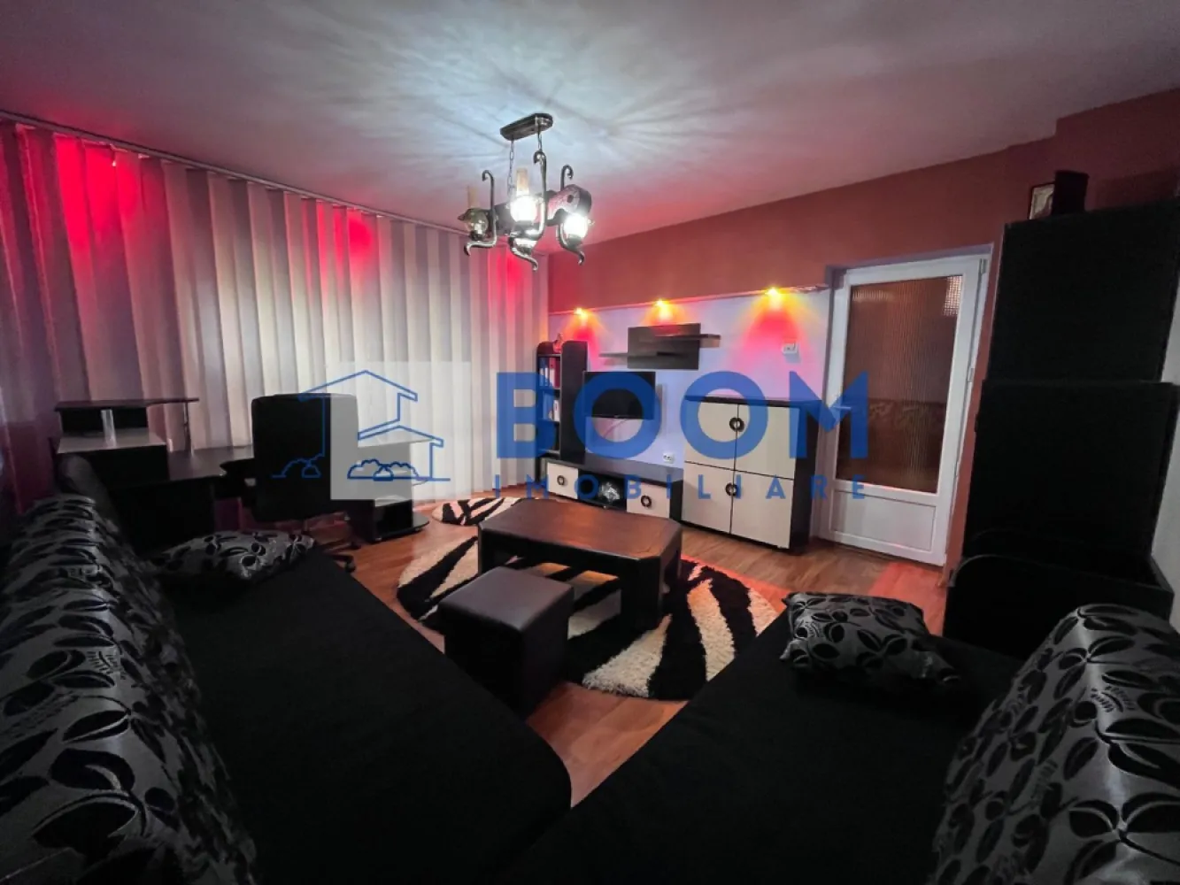 Apartament 2 camere + boxă Nord Cetatuie | Etaj 3 | Mobilat si utilat - BOOM Imobiliare vă propune spre vânzare un apartament cu 2 camere situat în zona Cetățuie, în apropierea stației de Călimănești, la etajul 3 al unui bloc recepționat în anul 1992.

Apartamentul are o suprafață totală de 69,75 mp, din care 58 mp suprafață utilă, un balcon închis de 11,75 mp și o boxă la subsol de 5,26 mp. Orientarea sud-vest oferă lumină naturală pe tot parcursul zilei, iar locuința este foarte călduroasă în sezonul rece, cu costuri reduse de întreținere.

Locuința beneficiază de o priveliște către Calea lui Traian, iar ferestrele termopan cu sticlă reflexivă asigură un confort fonic foarte bun.

Apartamentul este modernizat și dispune de instalație electrică refăcută, aer condiționat, încălzire centralizată prin CET cu gigacalorimetre, balcon închis și o casă a scării foarte bine întreținută. În zonă sunt disponibile locuri de parcare.

Se vinde complet mobilat și utilat, parțial mobilat sau nemobilat, în funcție de preferințele cumpărătorului.

Se acceptă și plata în rate direct la proprietar, în condiții stabilite de comun acord, pe o perioadă de maximum 12 luni.

Pentru mai multe informații sau pentru programarea unei vizionări, contactați BOOM Imobiliare CP3210765