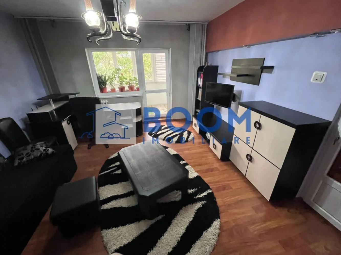 Apartament 2 camere + boxă Nord Cetatuie | Etaj 3 | Mobilat si utilat - BOOM Imobiliare vă propune spre vânzare un apartament cu 2 camere situat în zona Cetățuie, în apropierea stației de Călimănești, la etajul 3 al unui bloc recepționat în anul 1992.

Apartamentul are o suprafață totală de 69,75 mp, din care 58 mp suprafață utilă, un balcon închis de 11,75 mp și o boxă la subsol de 5,26 mp. Orientarea sud-vest oferă lumină naturală pe tot parcursul zilei, iar locuința este foarte călduroasă în sezonul rece, cu costuri reduse de întreținere.

Locuința beneficiază de o priveliște către Calea lui Traian, iar ferestrele termopan cu sticlă reflexivă asigură un confort fonic foarte bun.

Apartamentul este modernizat și dispune de instalație electrică refăcută, aer condiționat, încălzire centralizată prin CET cu gigacalorimetre, balcon închis și o casă a scării foarte bine întreținută. În zonă sunt disponibile locuri de parcare.

Se vinde complet mobilat și utilat, parțial mobilat sau nemobilat, în funcție de preferințele cumpărătorului.

Se acceptă și plata în rate direct la proprietar, în condiții stabilite de comun acord, pe o perioadă de maximum 12 luni.

Pentru mai multe informații sau pentru programarea unei vizionări, contactați BOOM Imobiliare CP3210765