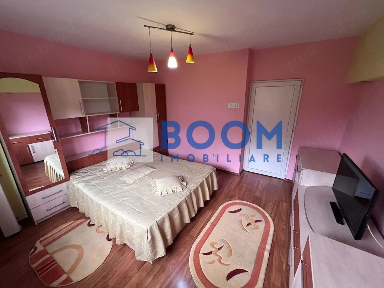 Apartament 2 camere + boxă Nord Cetatuie | Etaj 3 | Mobilat si utilat - BOOM Imobiliare vă propune spre vânzare un apartament cu 2 camere situat în zona Cetățuie, în apropierea stației de Călimănești, la etajul 3 al unui bloc recepționat în anul 1992.

Apartamentul are o suprafață totală de 69,75 mp, din care 58 mp suprafață utilă, un balcon închis de 11,75 mp și o boxă la subsol de 5,26 mp. Orientarea sud-vest oferă lumină naturală pe tot parcursul zilei, iar locuința este foarte călduroasă în sezonul rece, cu costuri reduse de întreținere.

Locuința beneficiază de o priveliște către Calea lui Traian, iar ferestrele termopan cu sticlă reflexivă asigură un confort fonic foarte bun.

Apartamentul este modernizat și dispune de instalație electrică refăcută, aer condiționat, încălzire centralizată prin CET cu gigacalorimetre, balcon închis și o casă a scării foarte bine întreținută. În zonă sunt disponibile locuri de parcare.

Se vinde complet mobilat și utilat, parțial mobilat sau nemobilat, în funcție de preferințele cumpărătorului.

Se acceptă și plata în rate direct la proprietar, în condiții stabilite de comun acord, pe o perioadă de maximum 12 luni.

Pentru mai multe informații sau pentru programarea unei vizionări, contactați BOOM Imobiliare CP3210765