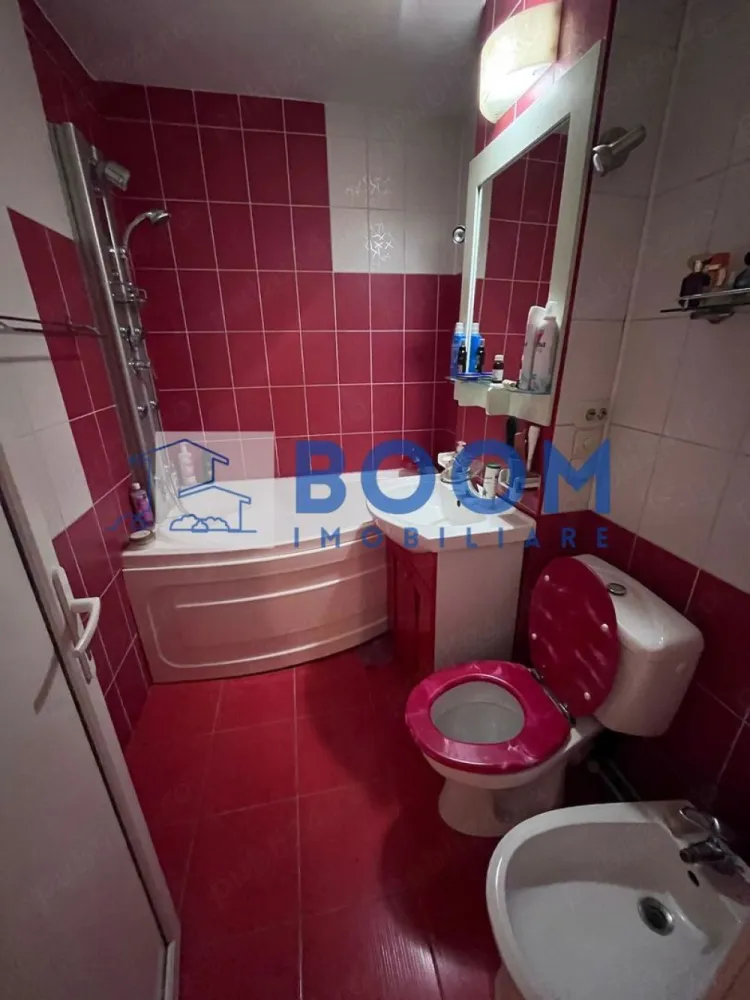 Apartament 2 camere + boxă Nord Cetatuie | Etaj 3 | Mobilat si utilat - BOOM Imobiliare vă propune spre vânzare un apartament cu 2 camere situat în zona Cetățuie, în apropierea stației de Călimănești, la etajul 3 al unui bloc recepționat în anul 1992.

Apartamentul are o suprafață totală de 69,75 mp, din care 58 mp suprafață utilă, un balcon închis de 11,75 mp și o boxă la subsol de 5,26 mp. Orientarea sud-vest oferă lumină naturală pe tot parcursul zilei, iar locuința este foarte călduroasă în sezonul rece, cu costuri reduse de întreținere.

Locuința beneficiază de o priveliște către Calea lui Traian, iar ferestrele termopan cu sticlă reflexivă asigură un confort fonic foarte bun.

Apartamentul este modernizat și dispune de instalație electrică refăcută, aer condiționat, încălzire centralizată prin CET cu gigacalorimetre, balcon închis și o casă a scării foarte bine întreținută. În zonă sunt disponibile locuri de parcare.

Se vinde complet mobilat și utilat, parțial mobilat sau nemobilat, în funcție de preferințele cumpărătorului.

Se acceptă și plata în rate direct la proprietar, în condiții stabilite de comun acord, pe o perioadă de maximum 12 luni.

Pentru mai multe informații sau pentru programarea unei vizionări, contactați BOOM Imobiliare CP3210765