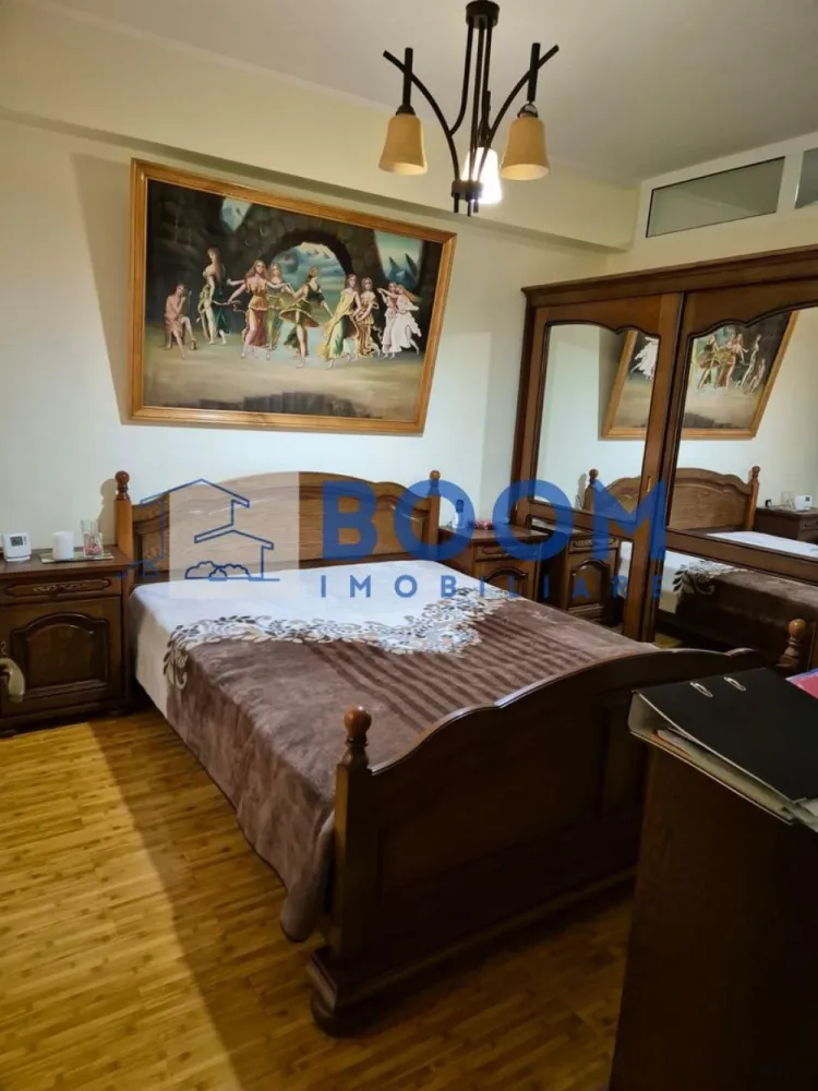 Apartament 2 camere | Zona Nord | Bloc Nou - Apartament 2 camere decomandat | Centrala termica proprie| etaj 1

BOOM Imobiliare va propune spre vanzare un apartament cu 2 camere, decomandat, situat in zona Nord ,aflat la etajul 1/4 al unui bloc nou.

Cu o suprafata generoasa utila de 55.24 MP si totala de 60.91MP, acesta este compartimentat astfel:
-Hol
-Dormitor generos
-Camera de dressing si birou
-Living cu acces la balcon
-Bucatarie
-Baie cu ventilatie

Apartamentul beneficiaza de multiple imbunatatiri precum:
-Centrala Termica pe gaz
-Calorifere noi ,
-Tamplarie PVC
-Parchet nou
-Mobilier din lemn masiv

Imobilul se propune spre vanzare complet mobilat si utilat cu exceptia tablourilor si a unei masute.

Avantaje suplimentare:
-Costuri mici la intretinere in timpul sezonului cald/rece.
-Amplasarea excelentă oferă acces facil la principalele puncte de interes din zonă,
-Compartimentare ideala

Dacă îți dorești un apartament gata de locuit, modern și cu o priveliște deosebită, contactează-ne pentru mai multe detalii sau pentru a programa o vizionare!

BOOM Imobiliare vine in sprijinul dumnevoastra cu :
- Consultanta imobiliara
- Consiliere juridica
- Indrumare financiara
- Atentie, respect si corectitudine

id: CP3210749