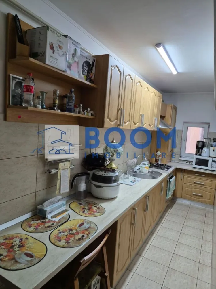 Apartament 2 camere | Zona Nord | Bloc Nou - Apartament 2 camere decomandat | Centrala termica proprie| etaj 1

BOOM Imobiliare va propune spre vanzare un apartament cu 2 camere, decomandat, situat in zona Nord ,aflat la etajul 1/4 al unui bloc nou.

Cu o suprafata generoasa utila de 55.24 MP si totala de 60.91MP, acesta este compartimentat astfel:
-Hol
-Dormitor generos
-Camera de dressing si birou
-Living cu acces la balcon
-Bucatarie
-Baie cu ventilatie

Apartamentul beneficiaza de multiple imbunatatiri precum:
-Centrala Termica pe gaz
-Calorifere noi ,
-Tamplarie PVC
-Parchet nou
-Mobilier din lemn masiv

Imobilul se propune spre vanzare complet mobilat si utilat cu exceptia tablourilor si a unei masute.

Avantaje suplimentare:
-Costuri mici la intretinere in timpul sezonului cald/rece.
-Amplasarea excelentă oferă acces facil la principalele puncte de interes din zonă,
-Compartimentare ideala

Dacă îți dorești un apartament gata de locuit, modern și cu o priveliște deosebită, contactează-ne pentru mai multe detalii sau pentru a programa o vizionare!

BOOM Imobiliare vine in sprijinul dumnevoastra cu :
- Consultanta imobiliara
- Consiliere juridica
- Indrumare financiara
- Atentie, respect si corectitudine

id: CP3210749