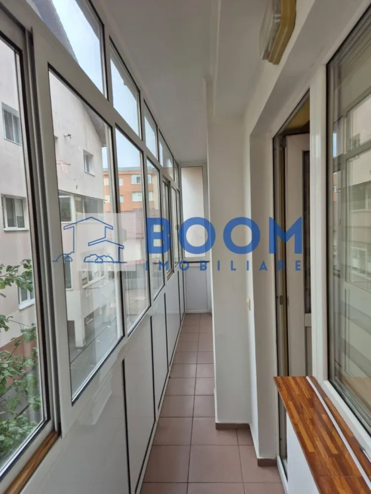 Apartament 2 camere | Zona Nord | Bloc Nou - Apartament 2 camere decomandat | Centrala termica proprie| etaj 1

BOOM Imobiliare va propune spre vanzare un apartament cu 2 camere, decomandat, situat in zona Nord ,aflat la etajul 1/4 al unui bloc nou.

Cu o suprafata generoasa utila de 55.24 MP si totala de 60.91MP, acesta este compartimentat astfel:
-Hol
-Dormitor generos
-Camera de dressing si birou
-Living cu acces la balcon
-Bucatarie
-Baie cu ventilatie

Apartamentul beneficiaza de multiple imbunatatiri precum:
-Centrala Termica pe gaz
-Calorifere noi ,
-Tamplarie PVC
-Parchet nou
-Mobilier din lemn masiv

Imobilul se propune spre vanzare complet mobilat si utilat cu exceptia tablourilor si a unei masute.

Avantaje suplimentare:
-Costuri mici la intretinere in timpul sezonului cald/rece.
-Amplasarea excelentă oferă acces facil la principalele puncte de interes din zonă,
-Compartimentare ideala

Dacă îți dorești un apartament gata de locuit, modern și cu o priveliște deosebită, contactează-ne pentru mai multe detalii sau pentru a programa o vizionare!

BOOM Imobiliare vine in sprijinul dumnevoastra cu :
- Consultanta imobiliara
- Consiliere juridica
- Indrumare financiara
- Atentie, respect si corectitudine

id: CP3210749