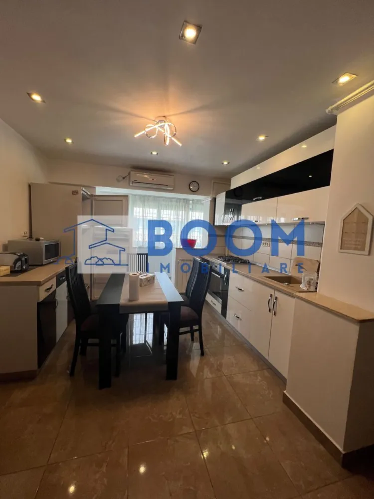 Apartament | 2 camere | Ultracentral | De inchiriat - BOOM Imobiliare vă oferă spre închiriere un apartament modern cu 2 camere, situat în zona ultracentrală a municipiului Râmnicu Vâlcea, într-o locație excelentă, la doar 1 minut de River Plaza Mall și Parcul Zăvoi.

Apartamentul are o suprafață generoasă de 70 mp și este amplasat la etajul 4 din 4, într-un imobil fără lift. Locuința este complet mobilată și utilată modern, fiind pregătită pentru mutare imediată.

Printre dotările de care beneficiază se numără:

* centrală termică proprie nouă;
* aer condiționat;
* mobilier modern;
* electrocasnice necesare pentru un confort deplin.

Deși se află în imediata apropiere a centrului orașului, apartamentul este poziționat într-o zonă liniștită și retrasă, ferită de traficul și zgomotul străzii principale, oferind astfel un echilibru ideal între accesibilitate și confort.

Este alegerea perfectă pentru persoanele care își doresc să locuiască într-o zonă premium, cu acces rapid către magazine, restaurante, instituții, mijloace de transport și principalele puncte de interes ale orașului.

Pentru mai multe informații sau pentru programarea unei vizionări, echipa BOOM Imobiliare vă stă cu plăcere la dispoziție!

ID: CP3211004