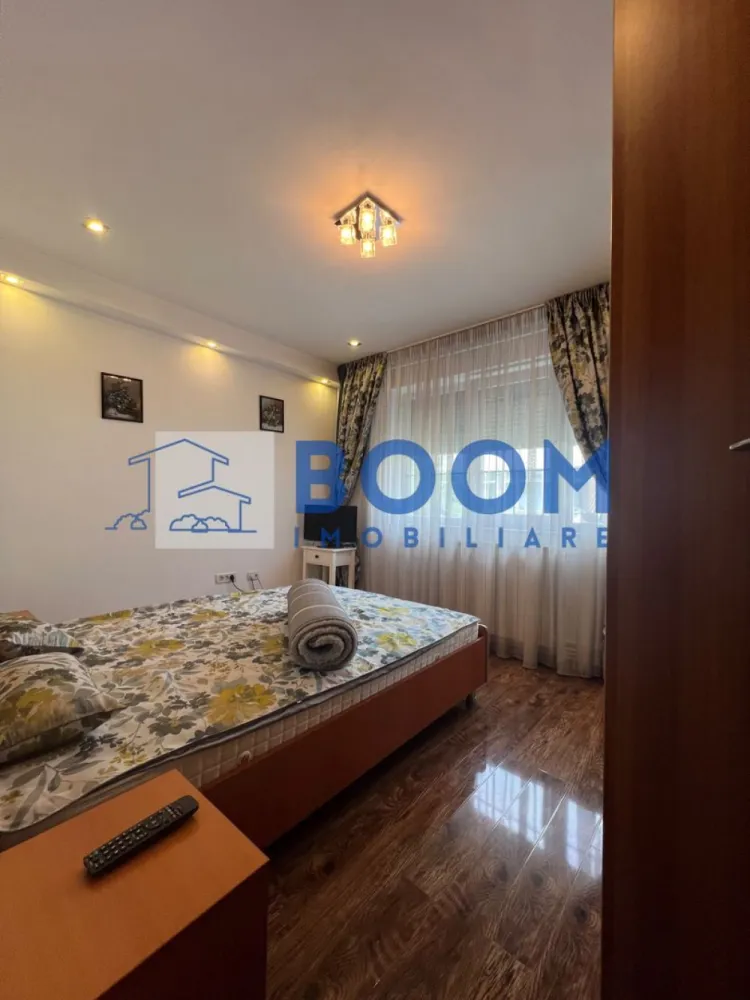 Apartament | 2 camere | Ultracentral | De inchiriat - BOOM Imobiliare vă oferă spre închiriere un apartament modern cu 2 camere, situat în zona ultracentrală a municipiului Râmnicu Vâlcea, într-o locație excelentă, la doar 1 minut de River Plaza Mall și Parcul Zăvoi.

Apartamentul are o suprafață generoasă de 70 mp și este amplasat la etajul 4 din 4, într-un imobil fără lift. Locuința este complet mobilată și utilată modern, fiind pregătită pentru mutare imediată.

Printre dotările de care beneficiază se numără:

* centrală termică proprie nouă;
* aer condiționat;
* mobilier modern;
* electrocasnice necesare pentru un confort deplin.

Deși se află în imediata apropiere a centrului orașului, apartamentul este poziționat într-o zonă liniștită și retrasă, ferită de traficul și zgomotul străzii principale, oferind astfel un echilibru ideal între accesibilitate și confort.

Este alegerea perfectă pentru persoanele care își doresc să locuiască într-o zonă premium, cu acces rapid către magazine, restaurante, instituții, mijloace de transport și principalele puncte de interes ale orașului.

Pentru mai multe informații sau pentru programarea unei vizionări, echipa BOOM Imobiliare vă stă cu plăcere la dispoziție!

ID: CP3211004