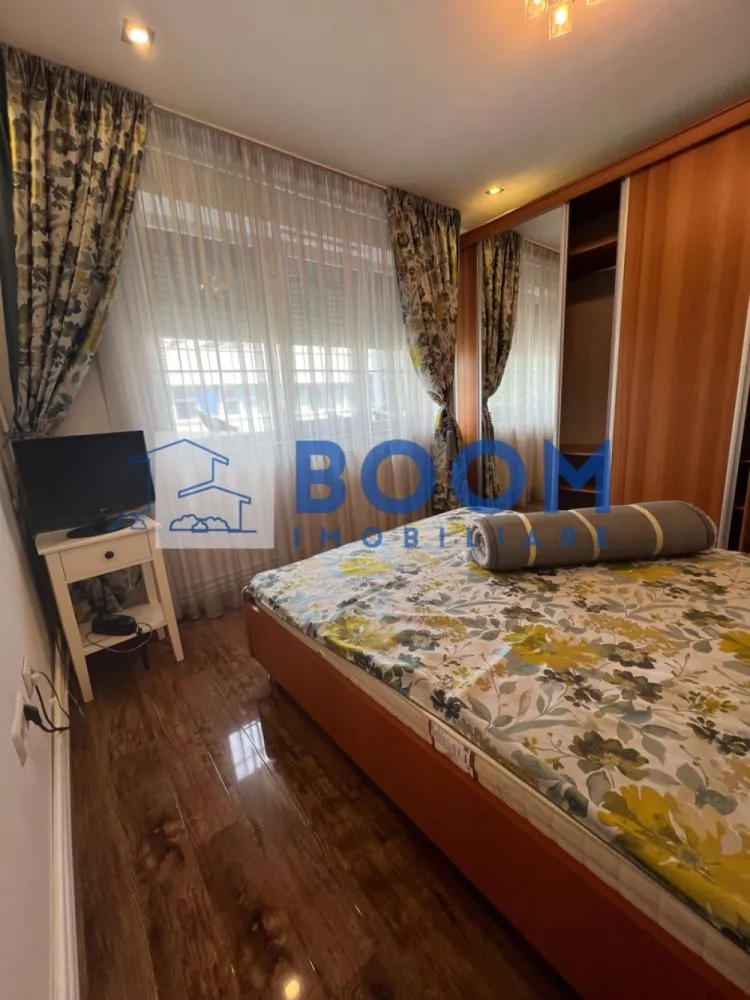 Apartament | 2 camere | Ultracentral | De inchiriat - BOOM Imobiliare vă oferă spre închiriere un apartament modern cu 2 camere, situat în zona ultracentrală a municipiului Râmnicu Vâlcea, într-o locație excelentă, la doar 1 minut de River Plaza Mall și Parcul Zăvoi.

Apartamentul are o suprafață generoasă de 70 mp și este amplasat la etajul 4 din 4, într-un imobil fără lift. Locuința este complet mobilată și utilată modern, fiind pregătită pentru mutare imediată.

Printre dotările de care beneficiază se numără:

* centrală termică proprie nouă;
* aer condiționat;
* mobilier modern;
* electrocasnice necesare pentru un confort deplin.

Deși se află în imediata apropiere a centrului orașului, apartamentul este poziționat într-o zonă liniștită și retrasă, ferită de traficul și zgomotul străzii principale, oferind astfel un echilibru ideal între accesibilitate și confort.

Este alegerea perfectă pentru persoanele care își doresc să locuiască într-o zonă premium, cu acces rapid către magazine, restaurante, instituții, mijloace de transport și principalele puncte de interes ale orașului.

Pentru mai multe informații sau pentru programarea unei vizionări, echipa BOOM Imobiliare vă stă cu plăcere la dispoziție!

ID: CP3211004