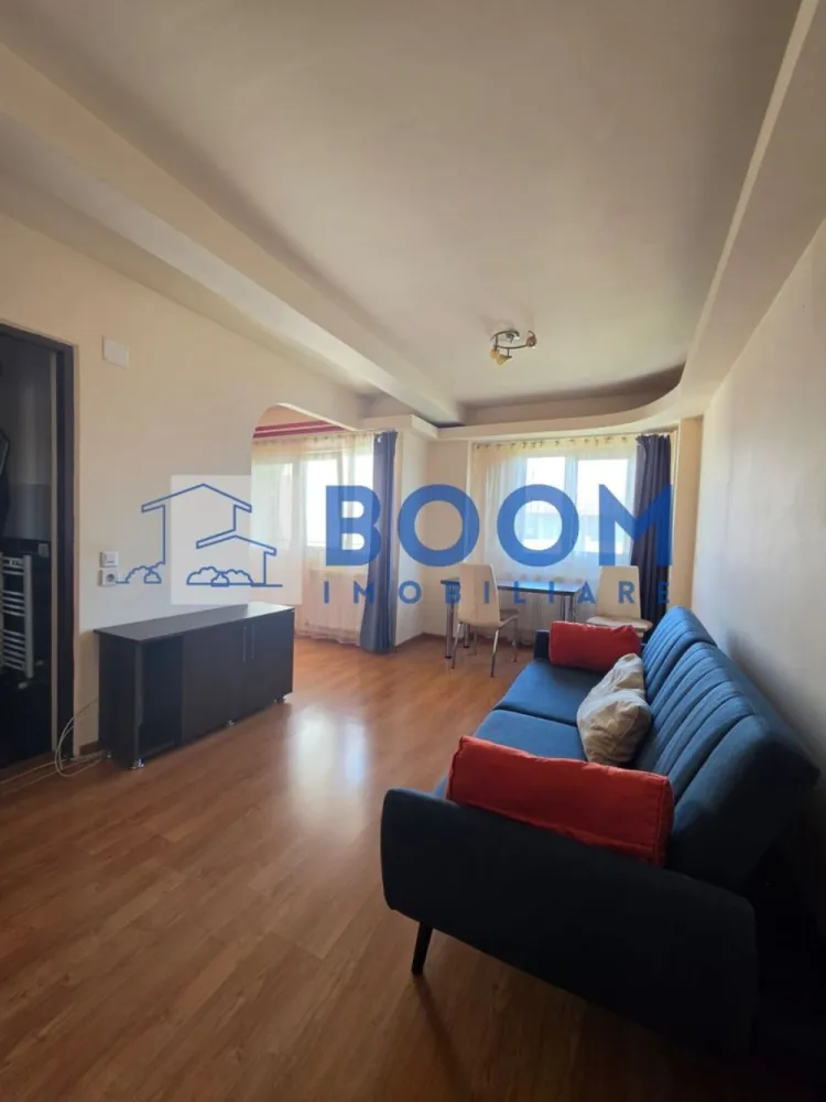 Apartament 2 camere | Ultracentra l Academia del Gusto | Mobilat - BOOM Imobiliare vă propune spre vânzare un apartament deosebit situat ultracentral, pe strada Regina Maria, vizavi de L'Accademia Del Gusto, într-o zonă liniștită, la doar 5 minute de mers pe jos de centrul orașului și Piața Centrală și la aproximativ 3 minute de Gară.

Apartamentul are o suprafață utilă de 54,40 mp și este compartimentat pe două niveluri. La primul nivel se află livingul open-space cu bucătăria, baia și balconul, iar la etaj se găsește un dormitor generos, foarte bine compartimentat și luminos.

Locuința se vinde complet mobilată și utilată, exact ca în fotografii, fiind pregătită pentru mutare imediată. Este dotată cu centrală termică proprie și aer condiționat, oferind confort pe tot parcursul anului.

Apartamentul este foarte bine întreținut, în locuință nu s-a fumat și nu au fost ținute animale de companie. În prezent este liber și poate fi vizionat oricând, cu o programare prealabilă.

Datorită amplasării excelente și compartimentării practice, această proprietate reprezintă o alegere ideală atât pentru locuință proprie, cât și pentru investiție, fiind potrivită pentru închiriere pe termen lung sau în regim hotelier.

Pentru mai multe informații sau pentru programarea unei vizionări, echipa BOOM Imobiliare vă stă la dispoziție CP3210667