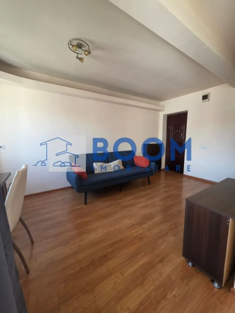 Apartament 2 camere | Ultracentra l Academia del Gusto | Mobilat - BOOM Imobiliare vă propune spre vânzare un apartament deosebit situat ultracentral, pe strada Regina Maria, vizavi de L'Accademia Del Gusto, într-o zonă liniștită, la doar 5 minute de mers pe jos de centrul orașului și Piața Centrală și la aproximativ 3 minute de Gară.

Apartamentul are o suprafață utilă de 54,40 mp și este compartimentat pe două niveluri. La primul nivel se află livingul open-space cu bucătăria, baia și balconul, iar la etaj se găsește un dormitor generos, foarte bine compartimentat și luminos.

Locuința se vinde complet mobilată și utilată, exact ca în fotografii, fiind pregătită pentru mutare imediată. Este dotată cu centrală termică proprie și aer condiționat, oferind confort pe tot parcursul anului.

Apartamentul este foarte bine întreținut, în locuință nu s-a fumat și nu au fost ținute animale de companie. În prezent este liber și poate fi vizionat oricând, cu o programare prealabilă.

Datorită amplasării excelente și compartimentării practice, această proprietate reprezintă o alegere ideală atât pentru locuință proprie, cât și pentru investiție, fiind potrivită pentru închiriere pe termen lung sau în regim hotelier.

Pentru mai multe informații sau pentru programarea unei vizionări, echipa BOOM Imobiliare vă stă la dispoziție CP3210667