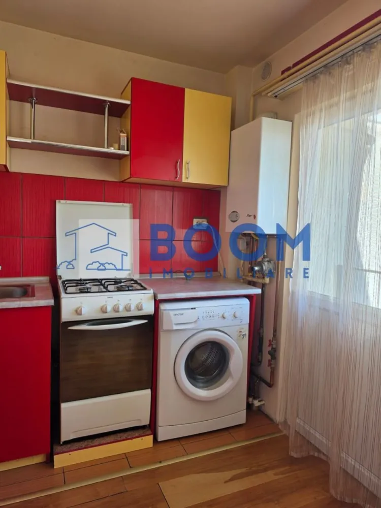 Apartament 2 camere | Ultracentra l Academia del Gusto | Mobilat - BOOM Imobiliare vă propune spre vânzare un apartament deosebit situat ultracentral, pe strada Regina Maria, vizavi de L'Accademia Del Gusto, într-o zonă liniștită, la doar 5 minute de mers pe jos de centrul orașului și Piața Centrală și la aproximativ 3 minute de Gară.

Apartamentul are o suprafață utilă de 54,40 mp și este compartimentat pe două niveluri. La primul nivel se află livingul open-space cu bucătăria, baia și balconul, iar la etaj se găsește un dormitor generos, foarte bine compartimentat și luminos.

Locuința se vinde complet mobilată și utilată, exact ca în fotografii, fiind pregătită pentru mutare imediată. Este dotată cu centrală termică proprie și aer condiționat, oferind confort pe tot parcursul anului.

Apartamentul este foarte bine întreținut, în locuință nu s-a fumat și nu au fost ținute animale de companie. În prezent este liber și poate fi vizionat oricând, cu o programare prealabilă.

Datorită amplasării excelente și compartimentării practice, această proprietate reprezintă o alegere ideală atât pentru locuință proprie, cât și pentru investiție, fiind potrivită pentru închiriere pe termen lung sau în regim hotelier.

Pentru mai multe informații sau pentru programarea unei vizionări, echipa BOOM Imobiliare vă stă la dispoziție CP3210667